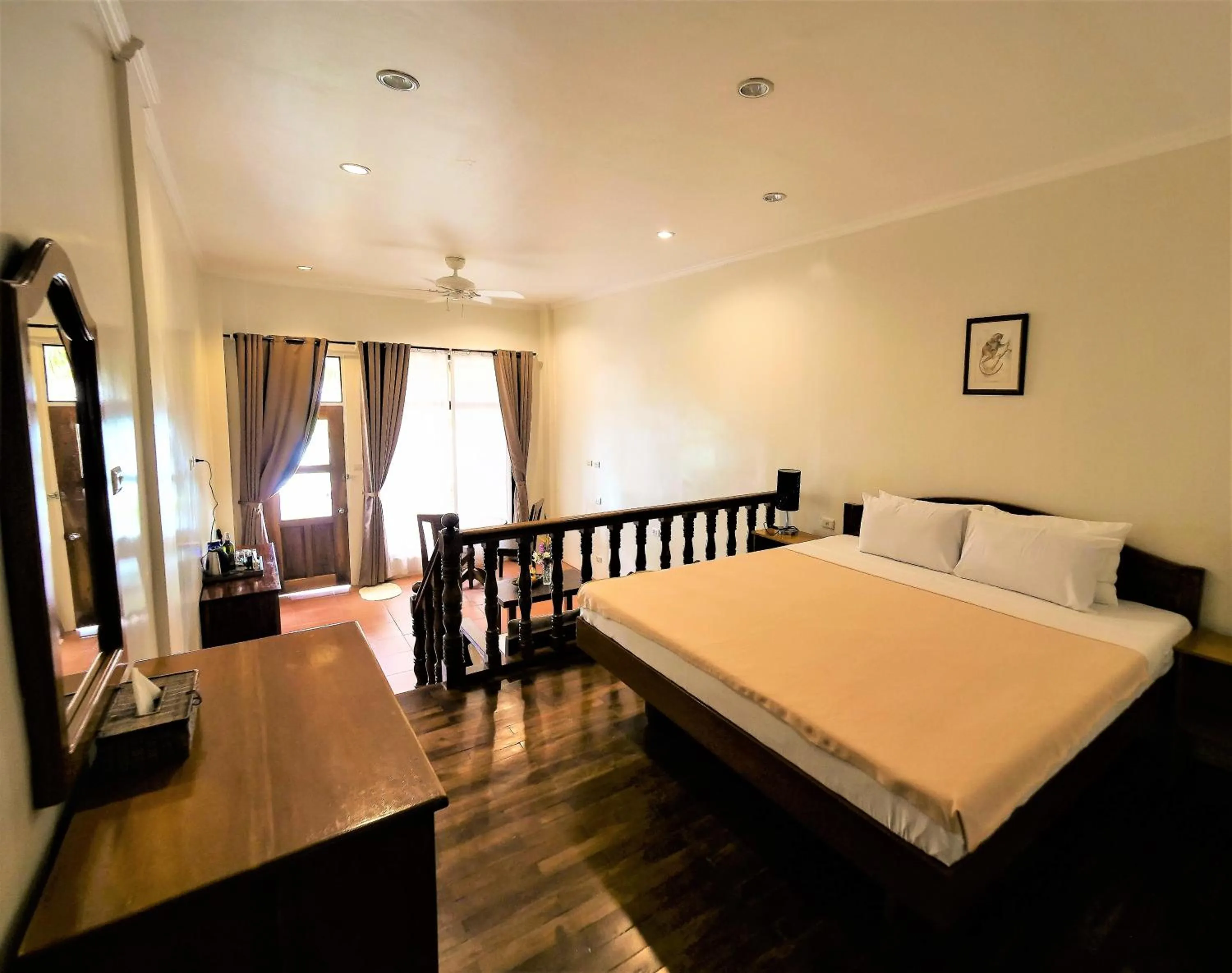 Bedroom, Bed in Island View Beachfront Resort