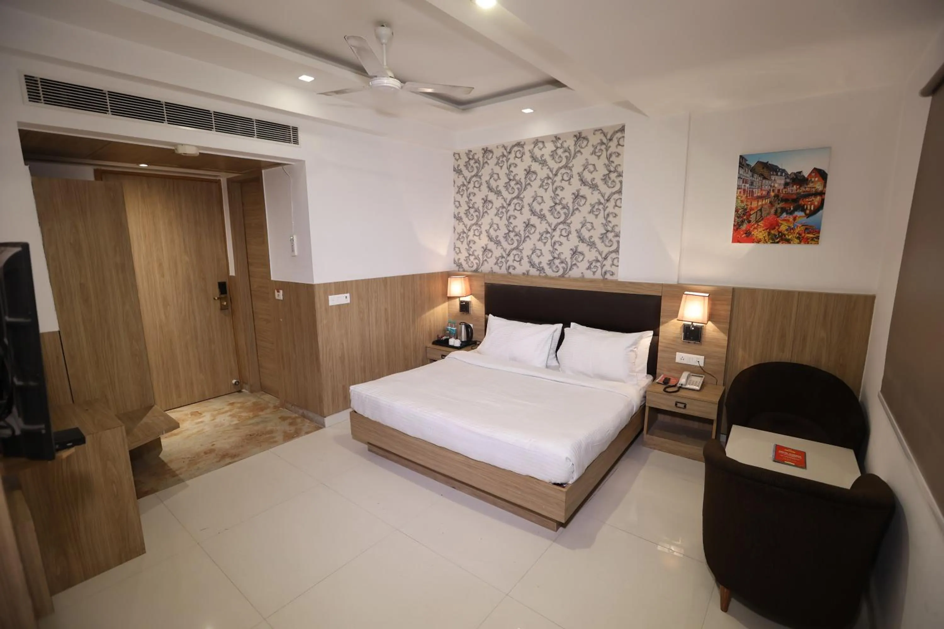 Bed in The Elevate Hotel Near Delhi Airport With- Free Airport PICKUP
