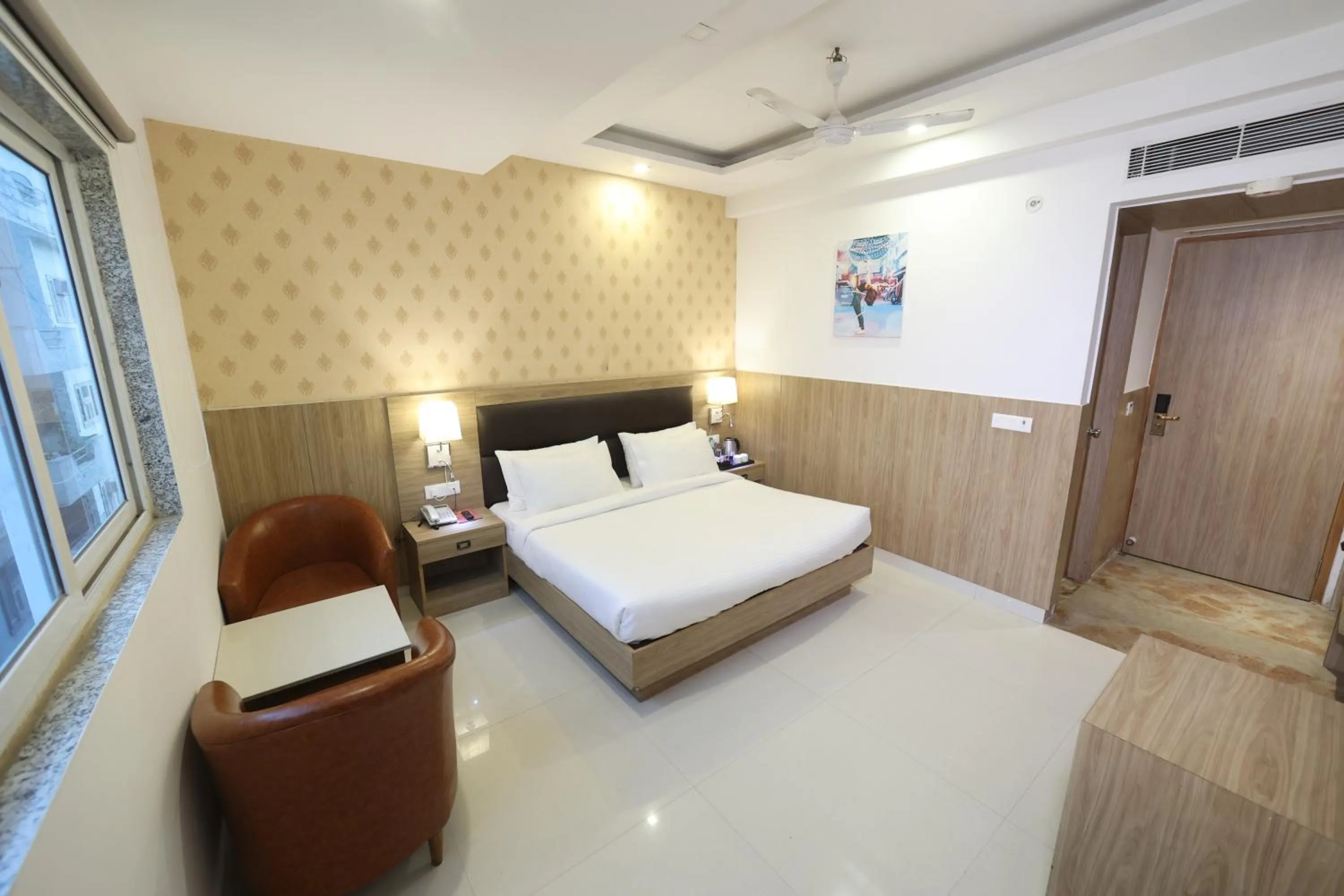 Bed in The Elevate Hotel Near Delhi Airport With- Free Airport PICKUP