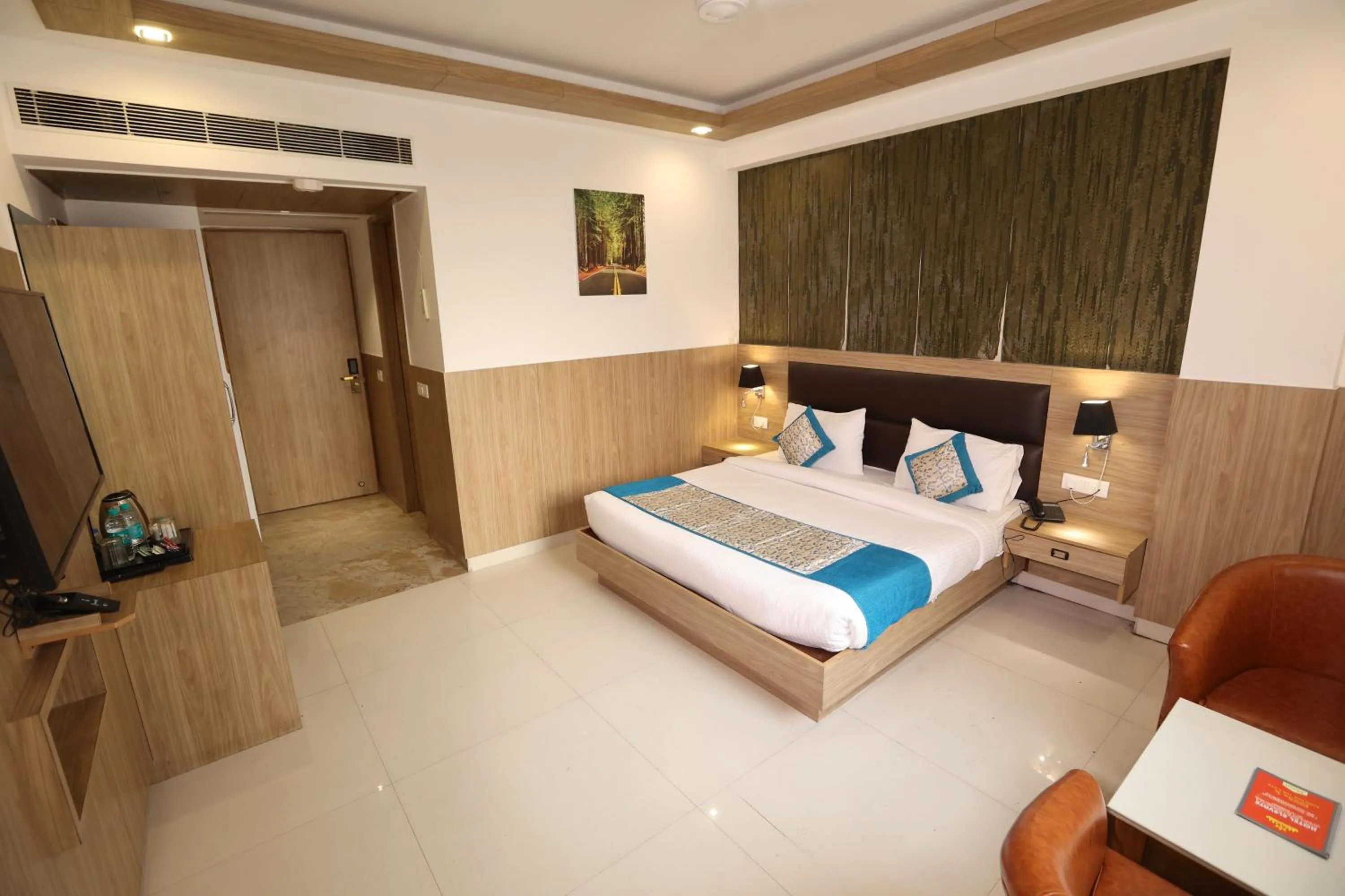 Bed in The Elevate Hotel Near Delhi Airport With- Free Airport PICKUP