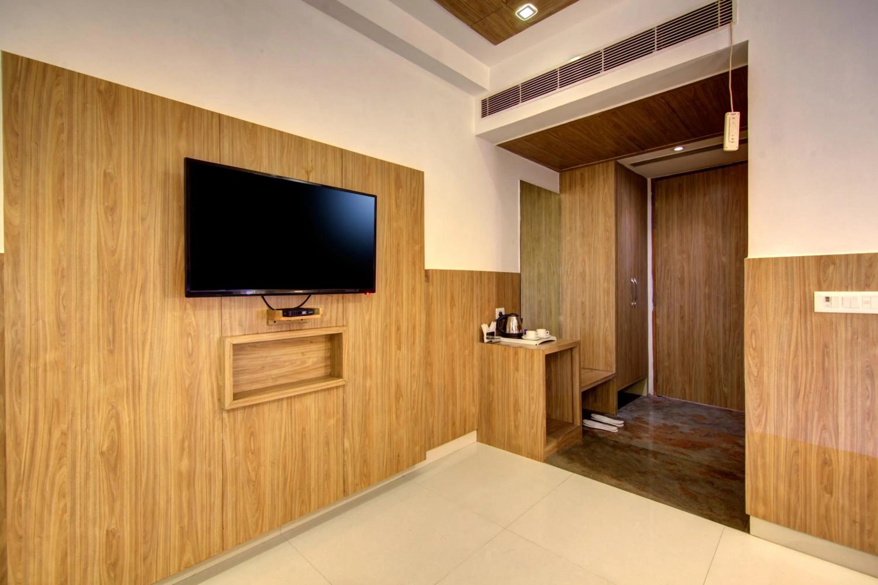 The Elevate Hotel Near Delhi Airport With- Free Airport PICKUP