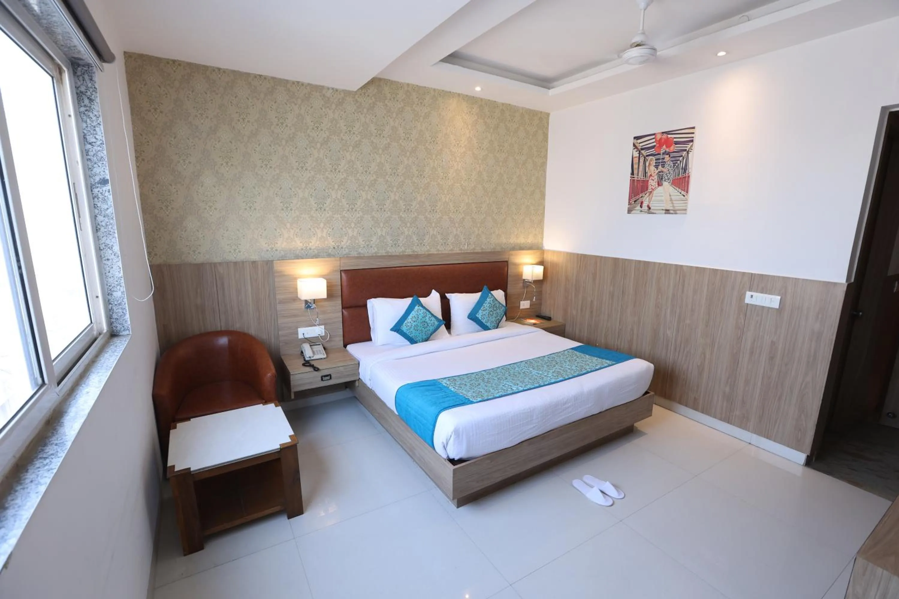 Bed in The Elevate Hotel Near Delhi Airport With- Free Airport PICKUP