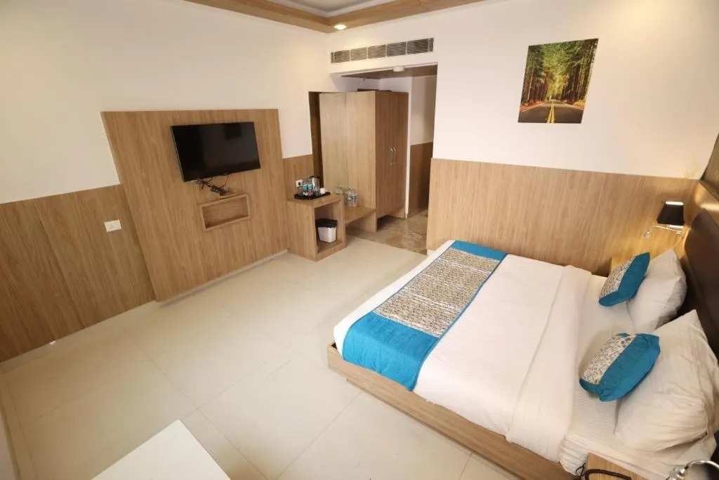 Bed in The Elevate Hotel Near Delhi Airport With- Free Airport PICKUP