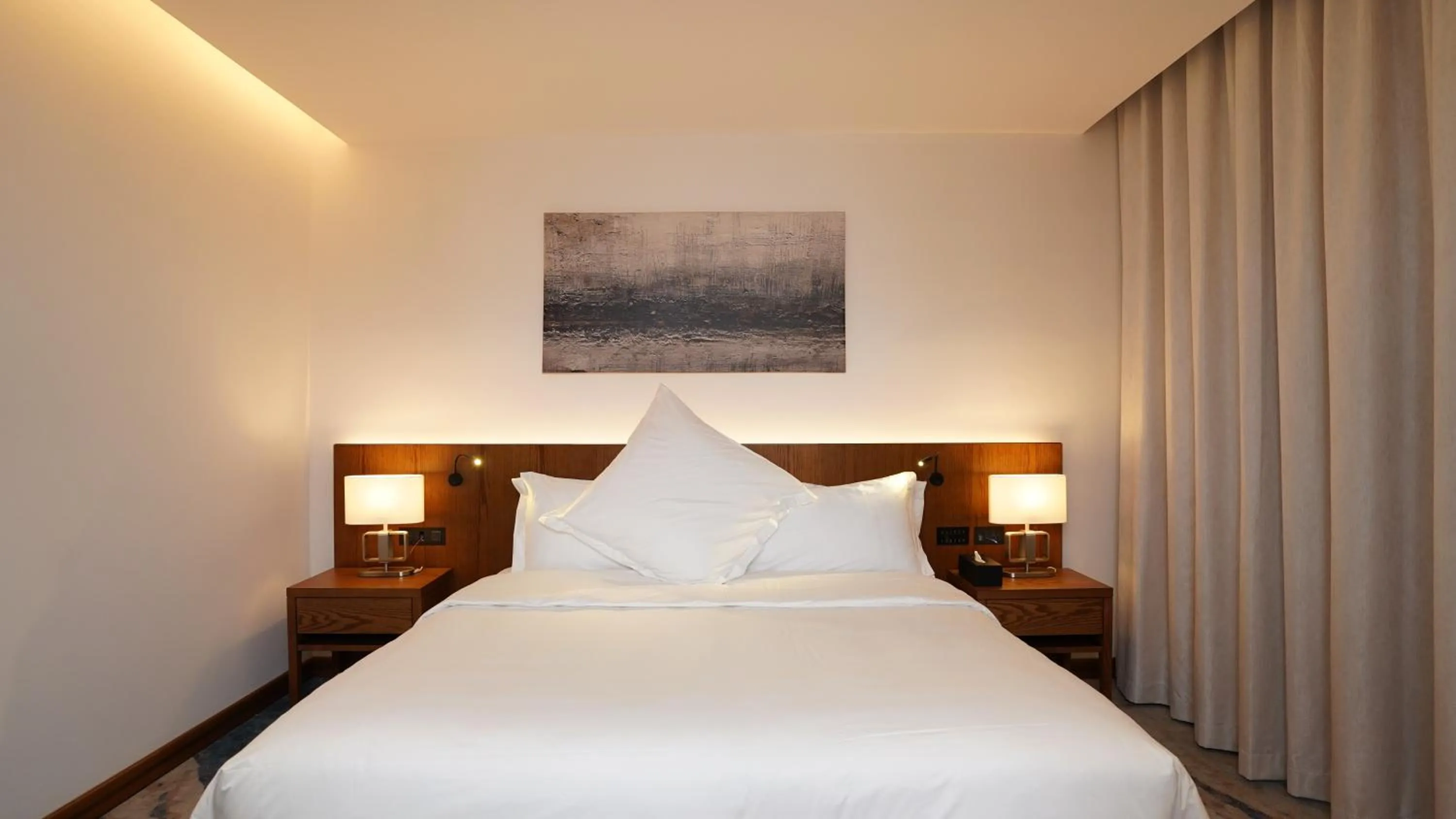 Bed in Jasmine Garden Hotel