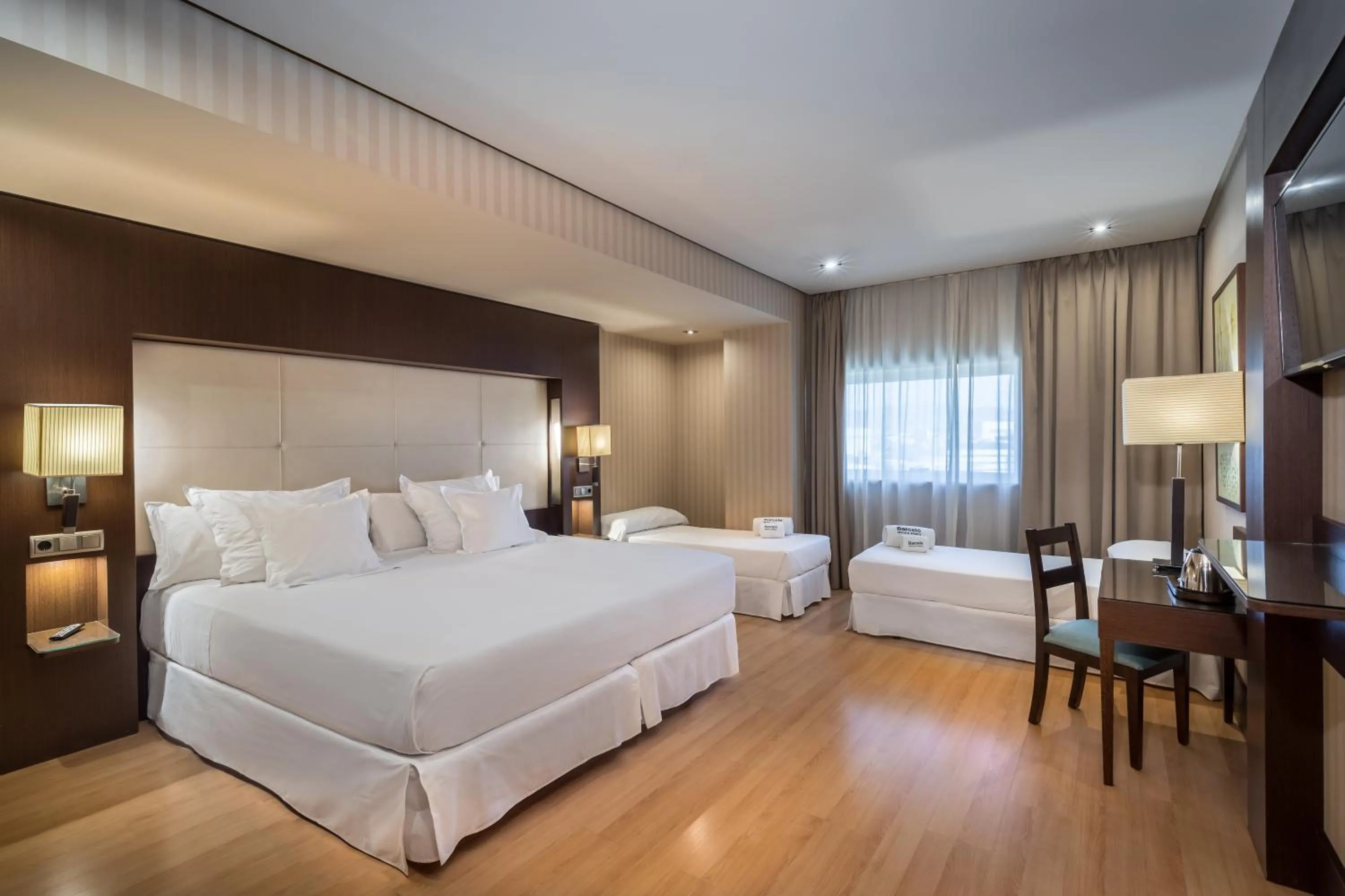 Photo of the whole room, Bed in Barceló Granada Congress