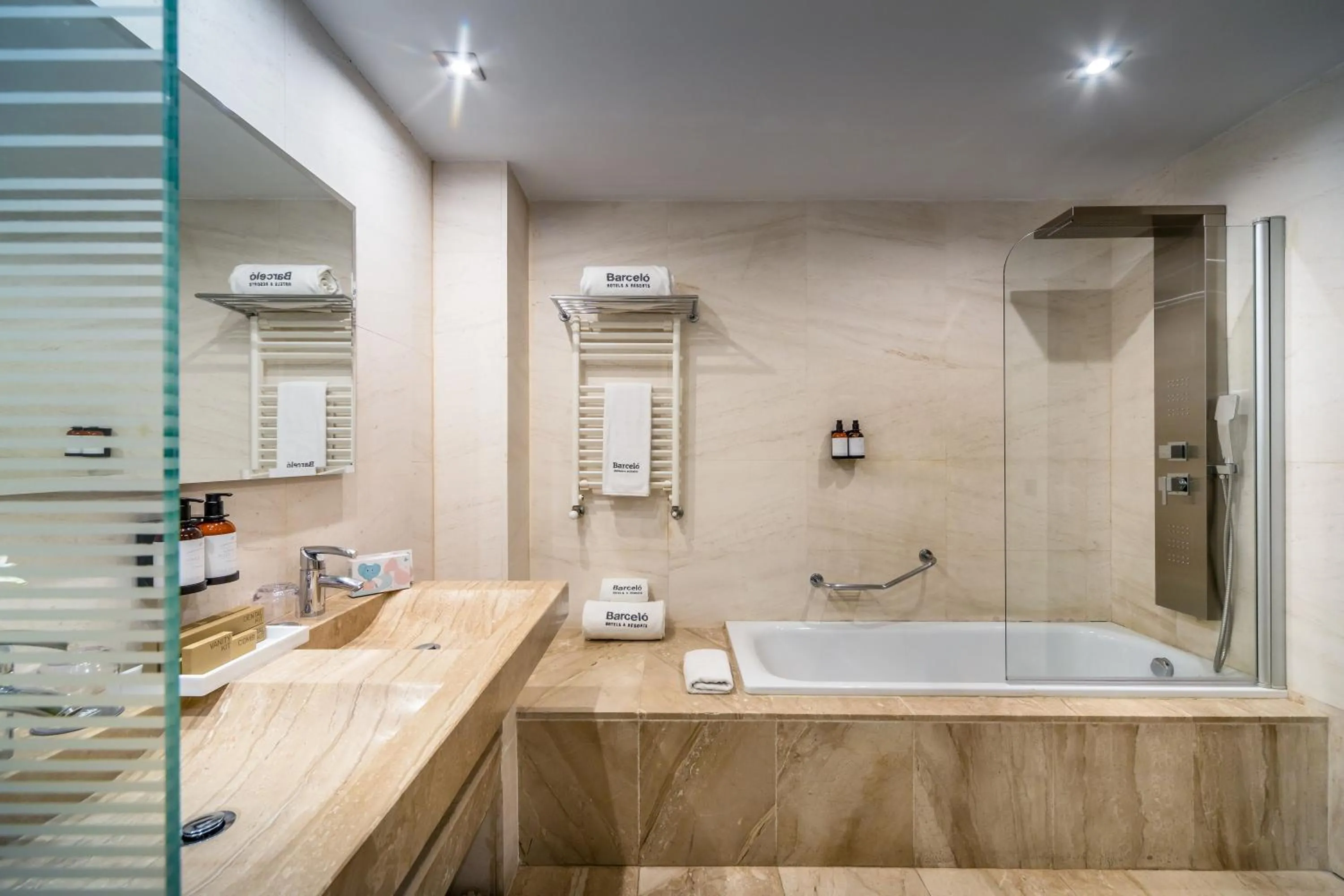 Shower in Barceló Granada Congress