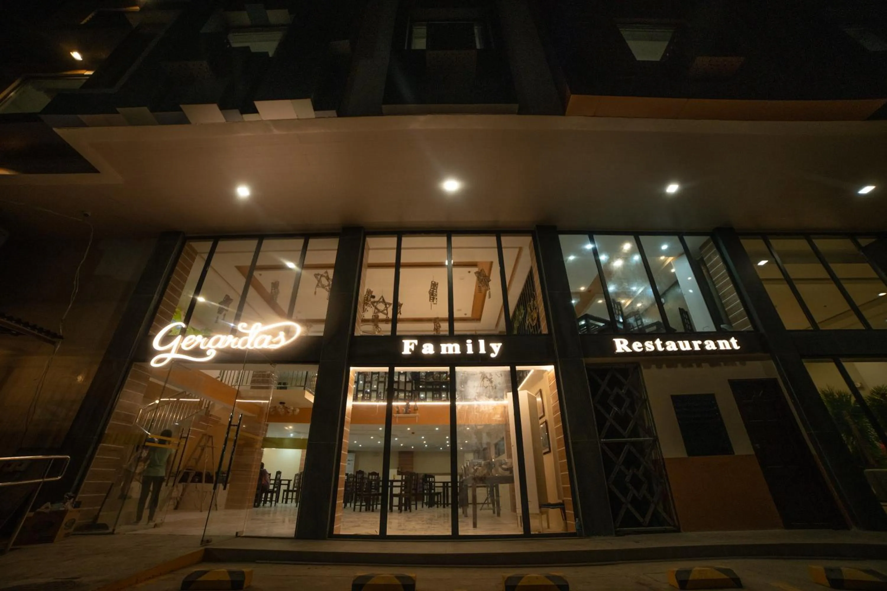 Restaurant/places to eat in Seeya Hotel