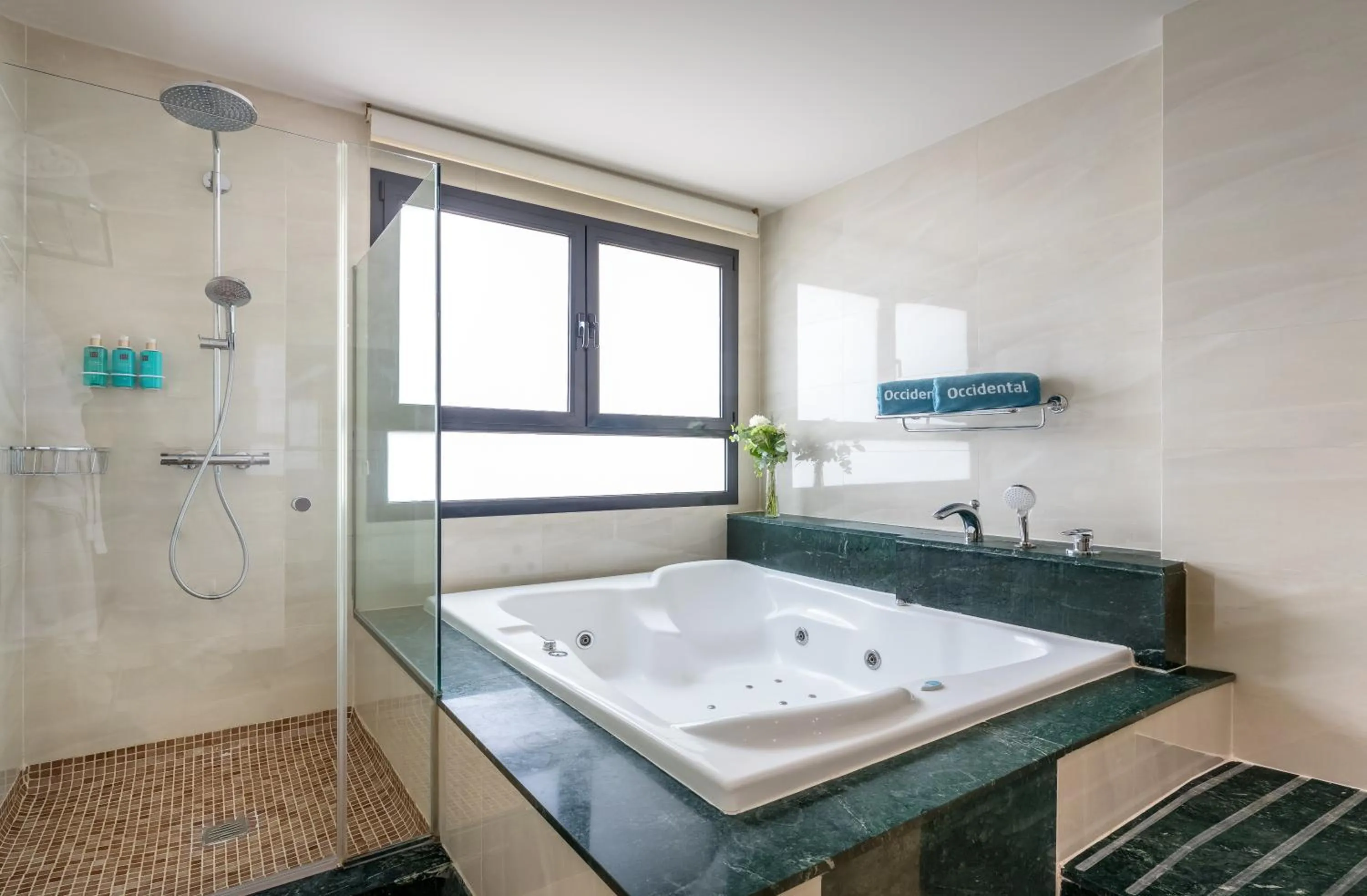 Hot Tub in Occidental Granada