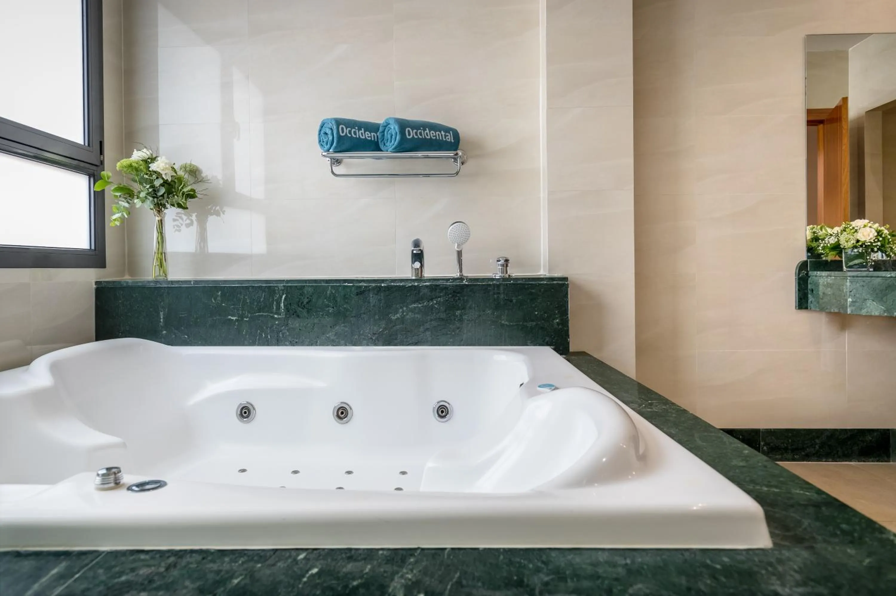 Hot Tub in Occidental Granada