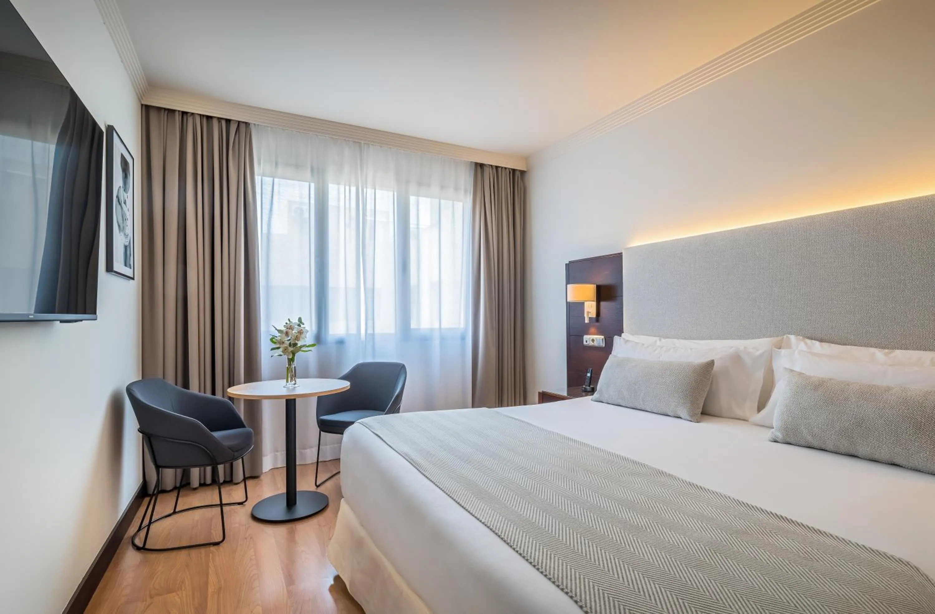 Communal lounge/ TV room, Bed in Occidental Granada