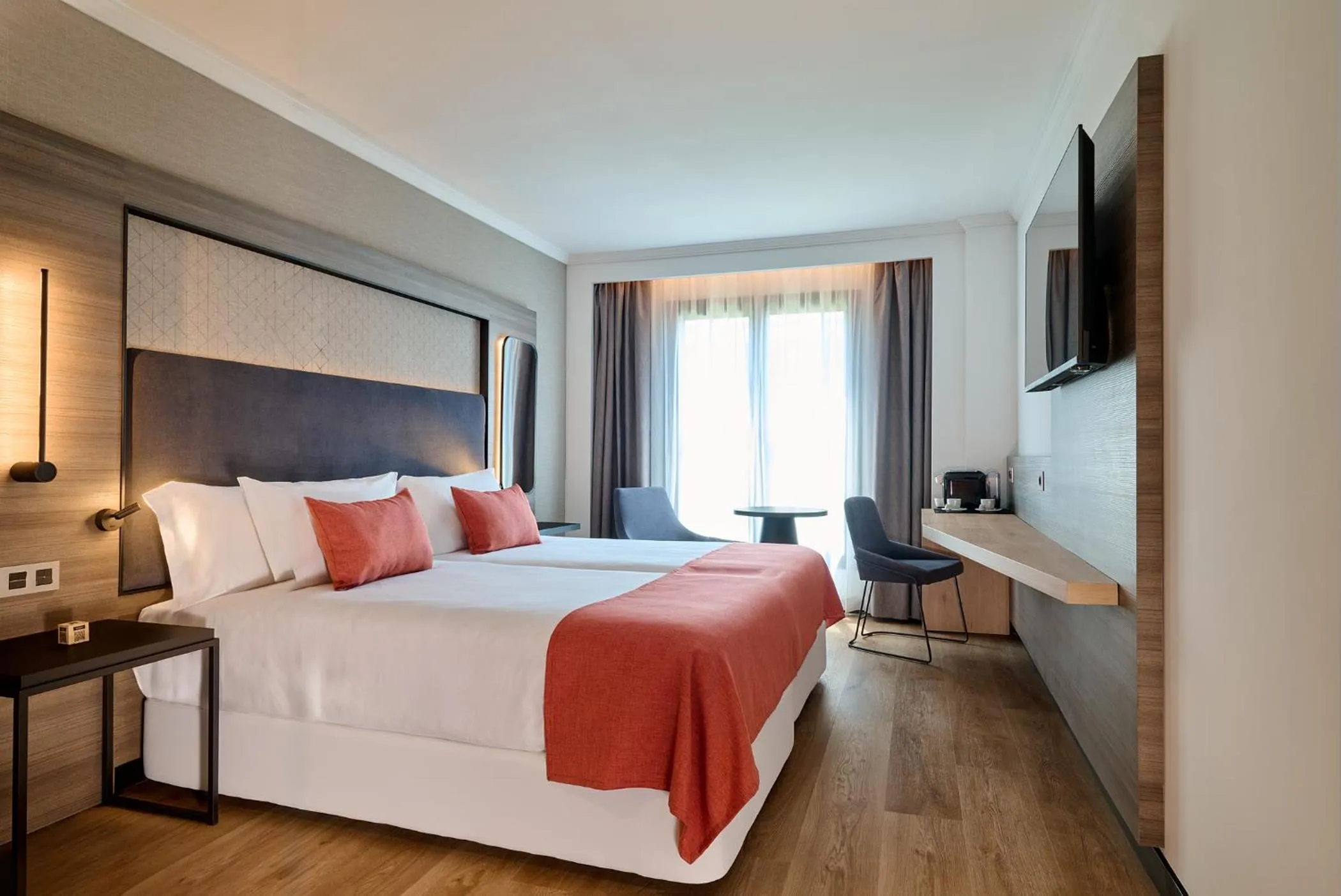 Coffee/tea facilities, Bed in Gran Hotel Luna de Granada