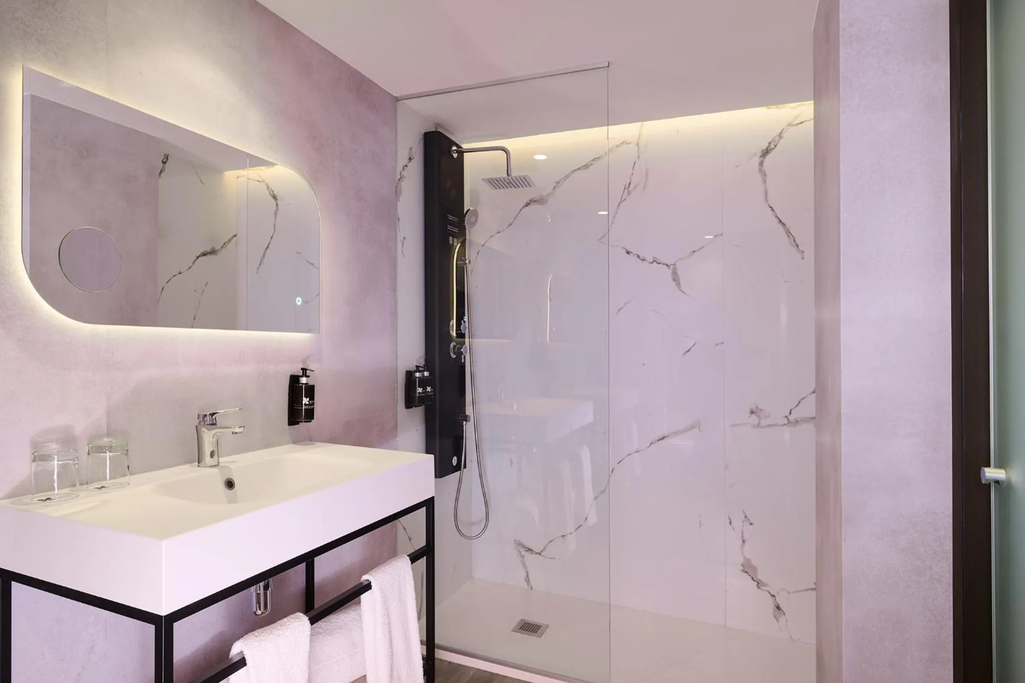 Shower in Gran Hotel Luna de Granada