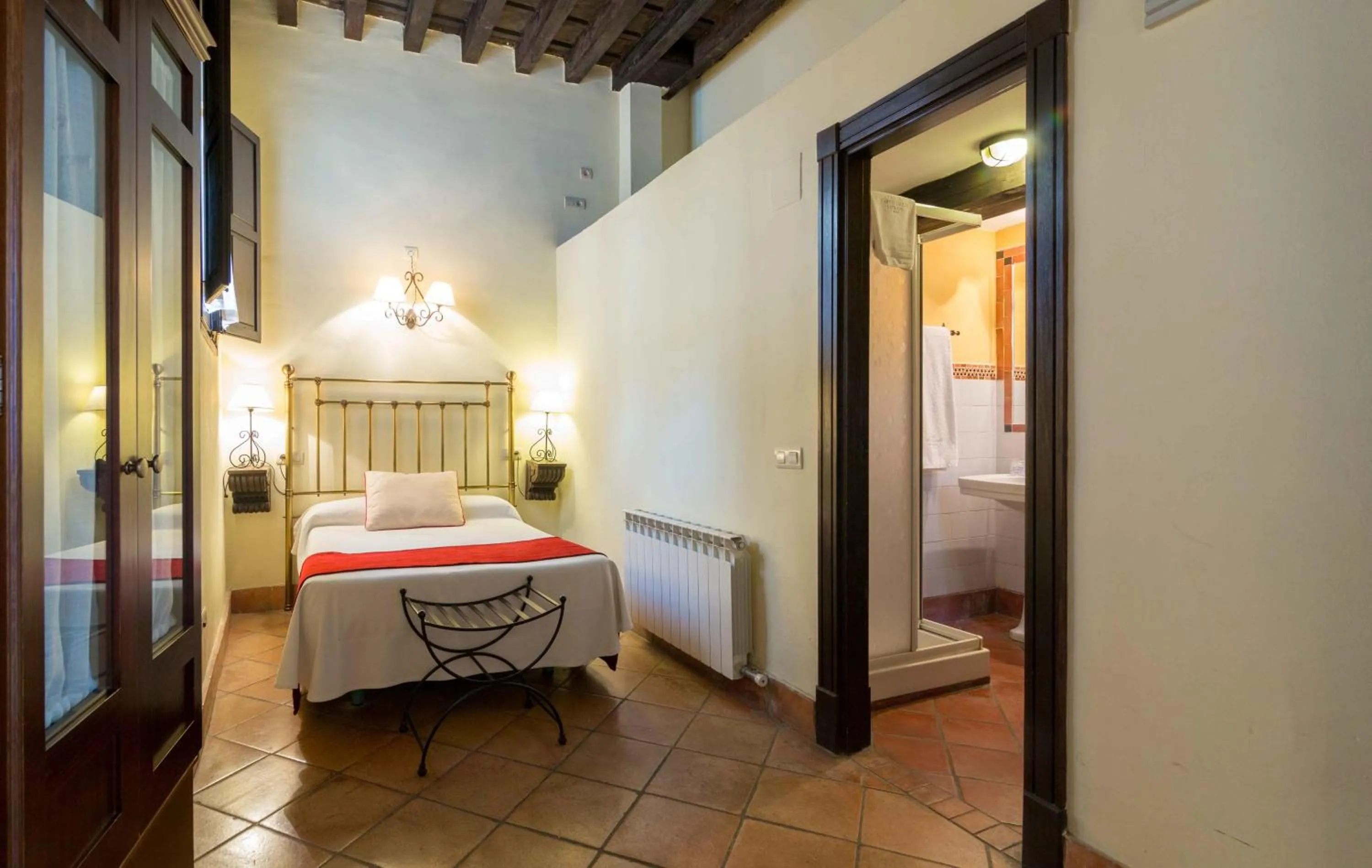 Photo of the whole room, Bed in Casa del Capitel Nazarí