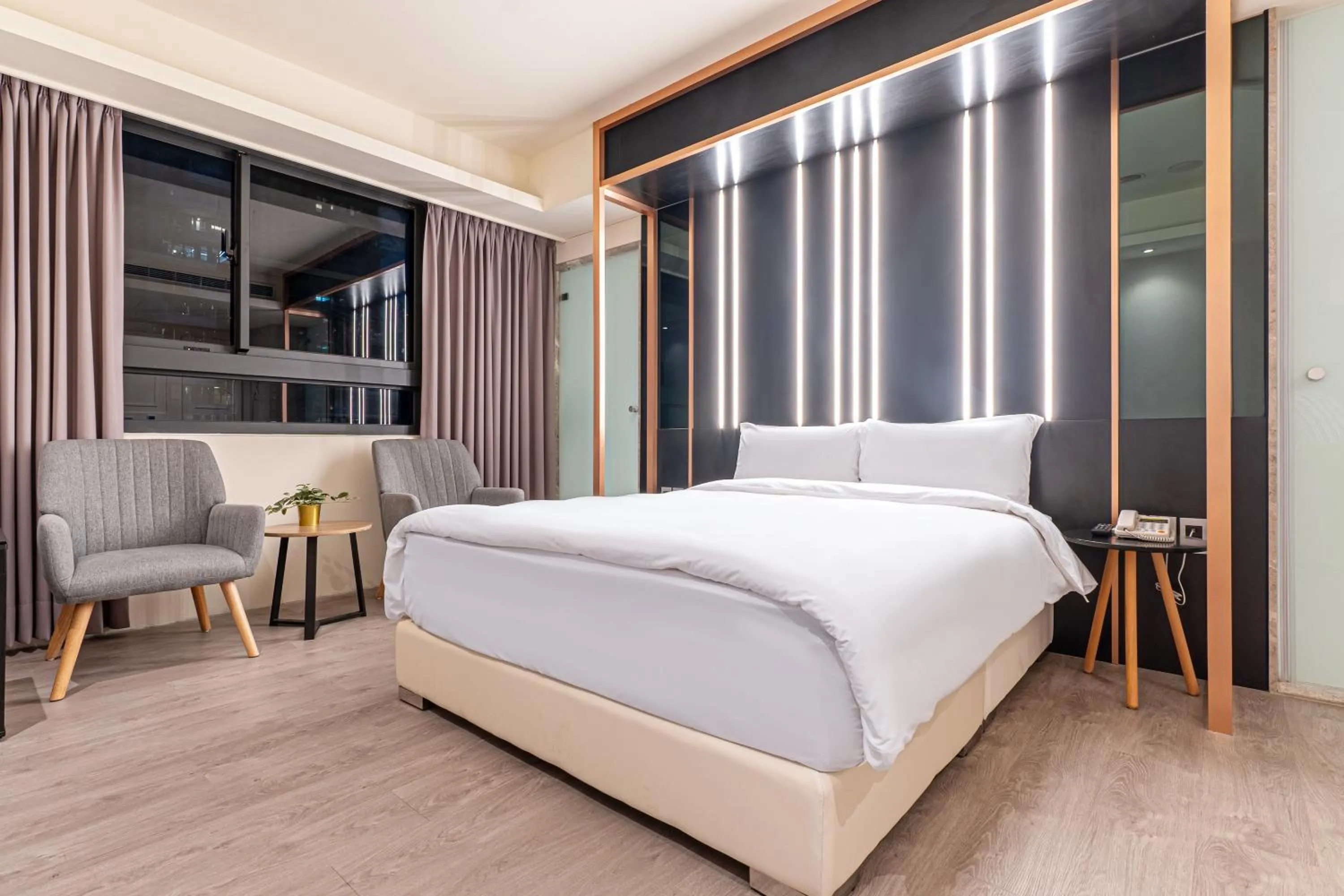 Photo of the whole room, Bed in CHECK inn Taichung Qinghai