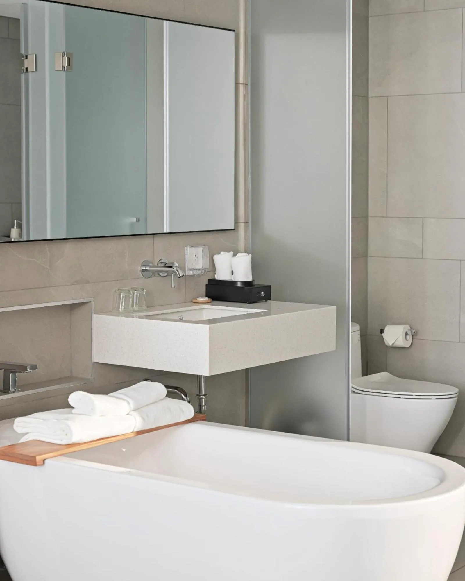 Shower in Triple E Hotel Metro Ben Thanh