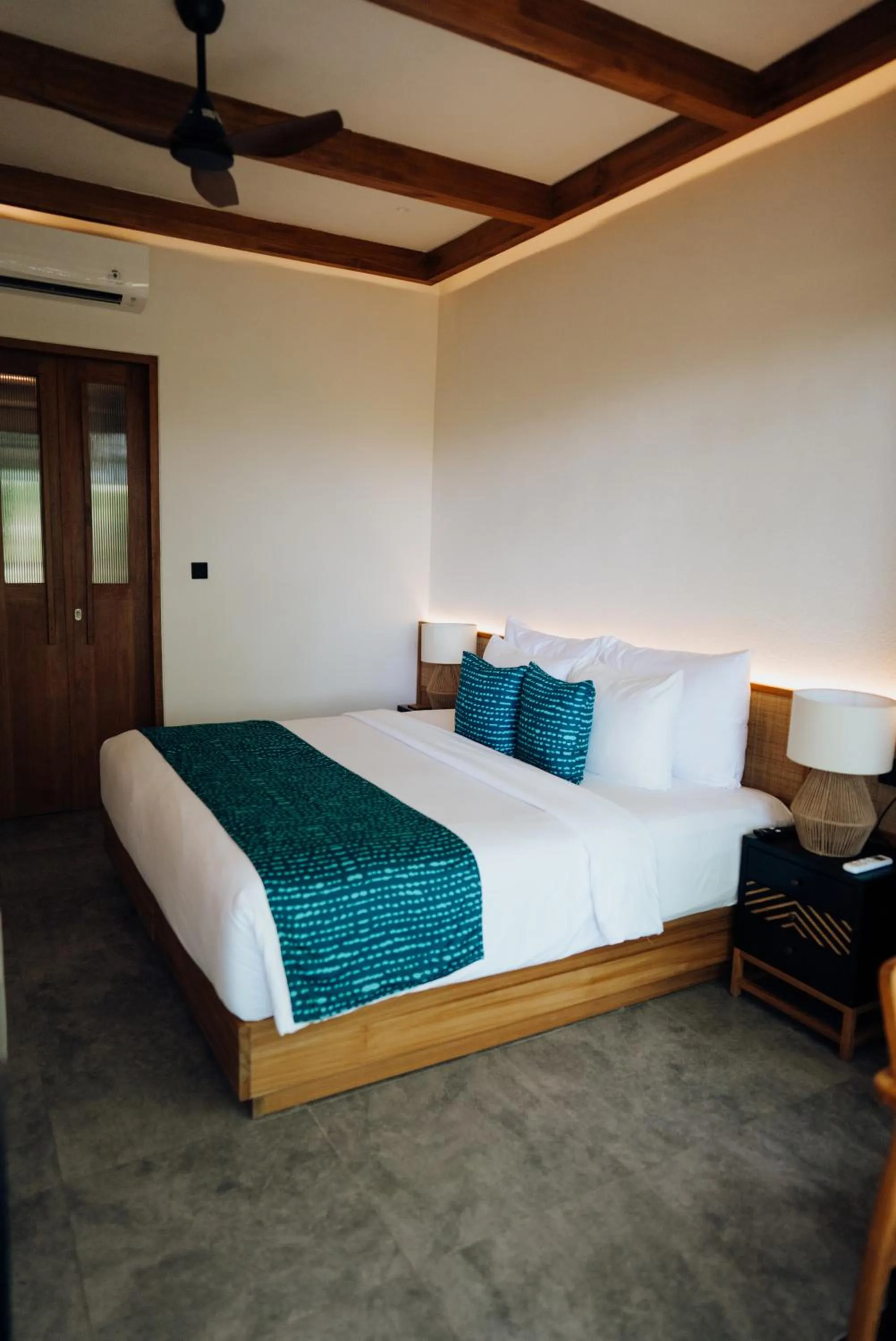 Bed in Deep Roots Dive & Yoga Resort
