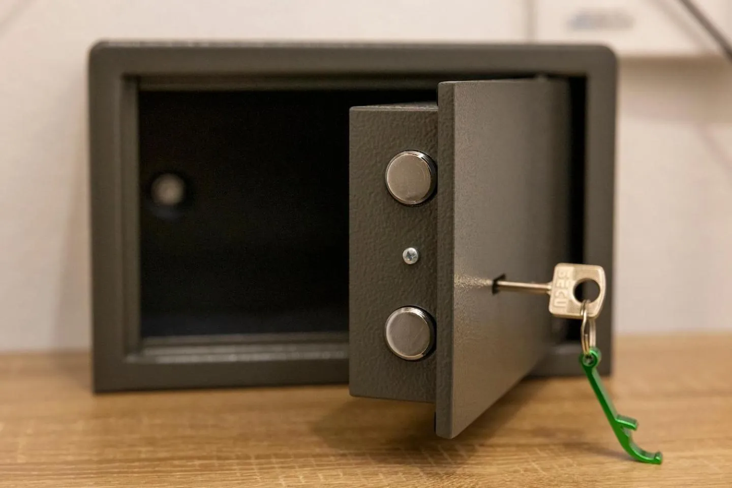 safe in Hotel Residenz Luxury - Outletcity - Parken - Klima - 24h Check-In