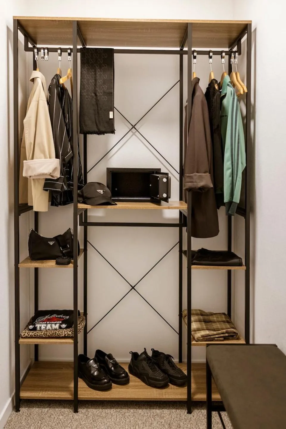 wardrobe in Hotel Residenz Luxury - Outletcity - Parken - Klima - 24h Check-In