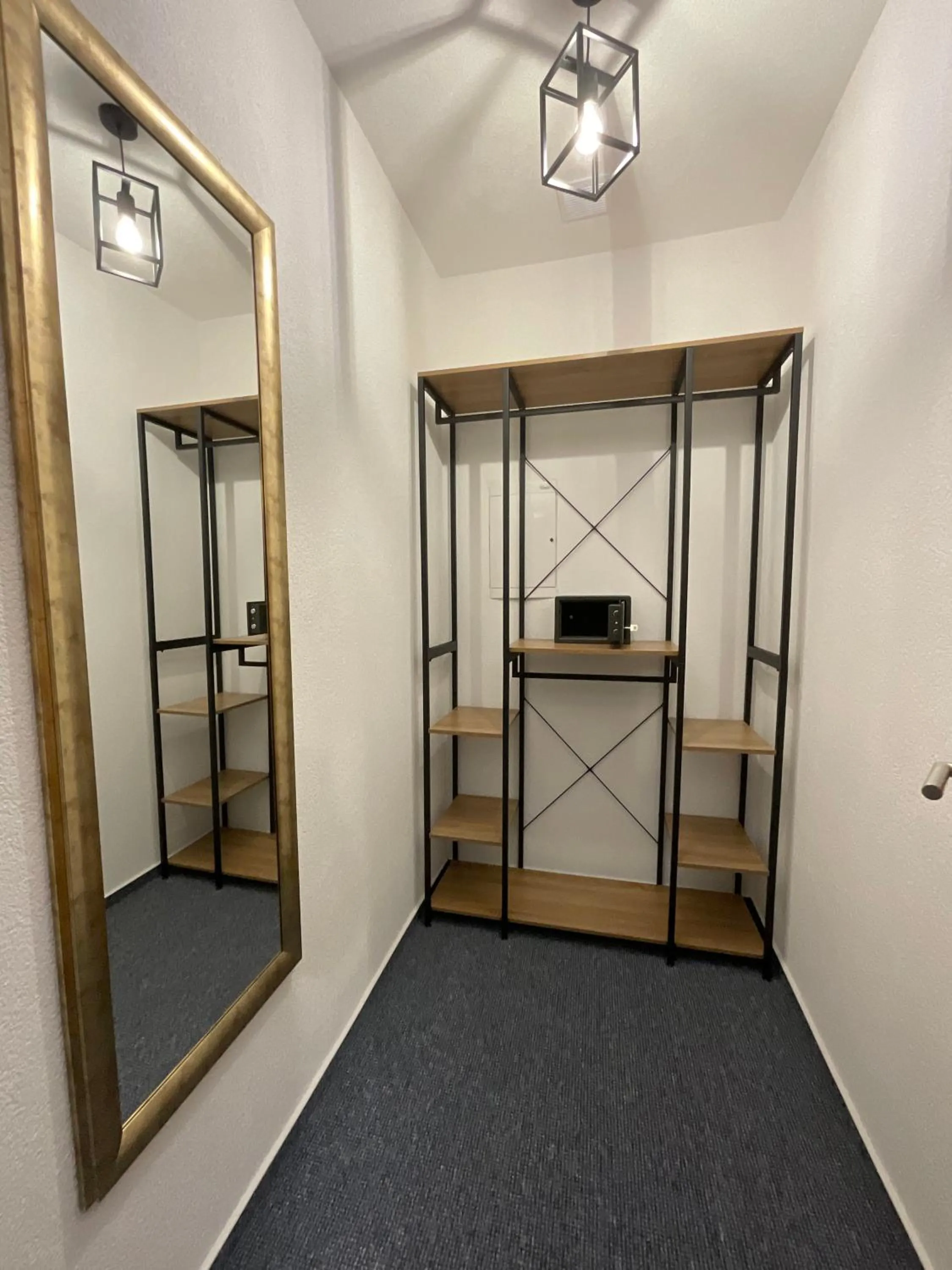 wardrobe in Hotel Residenz Luxury - Outletcity - Parken - Klima - 24h Check-In