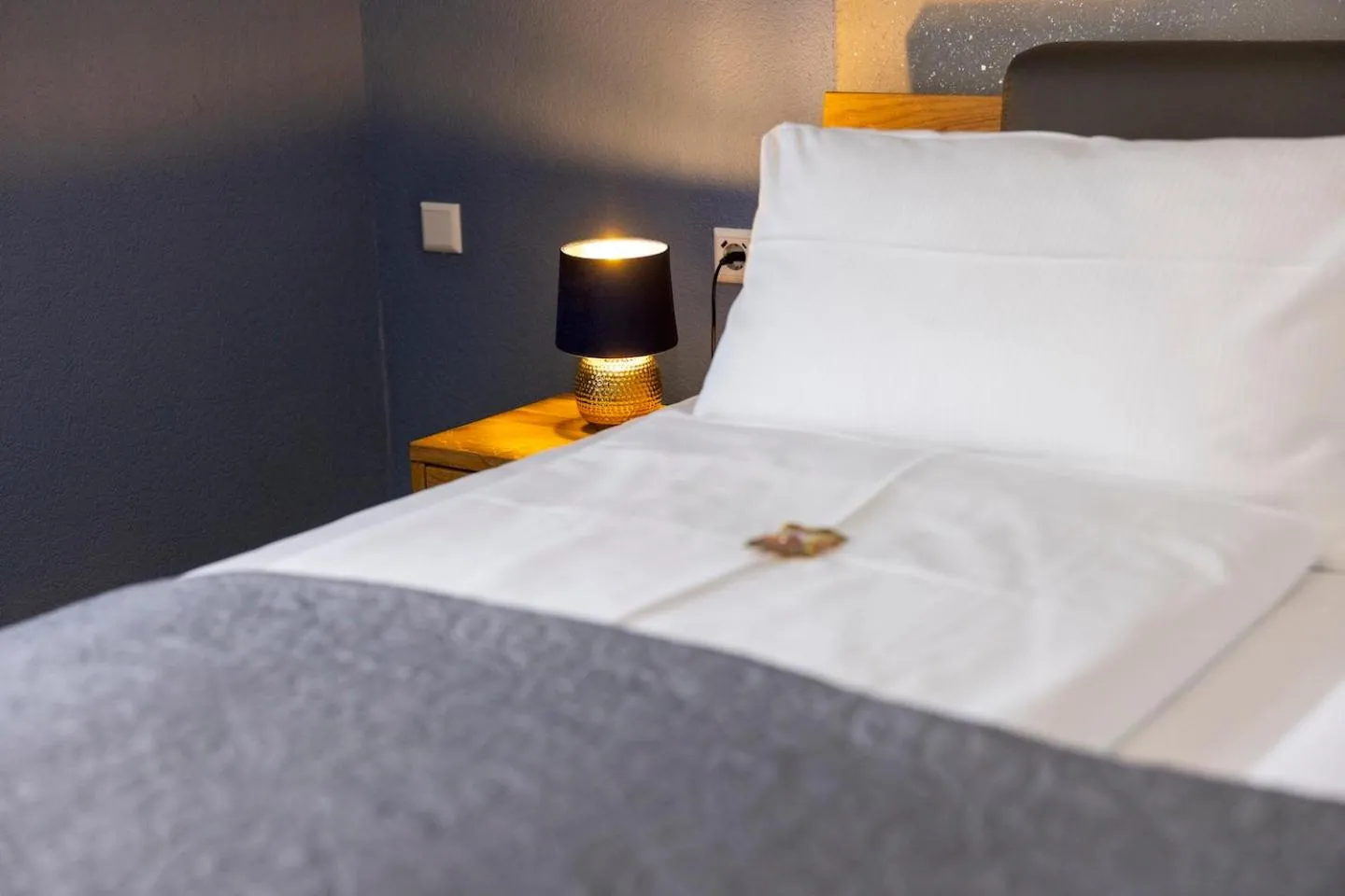 Bed in Hotel Residenz Luxury - Outletcity - Parken - Klima - 24h Check-In