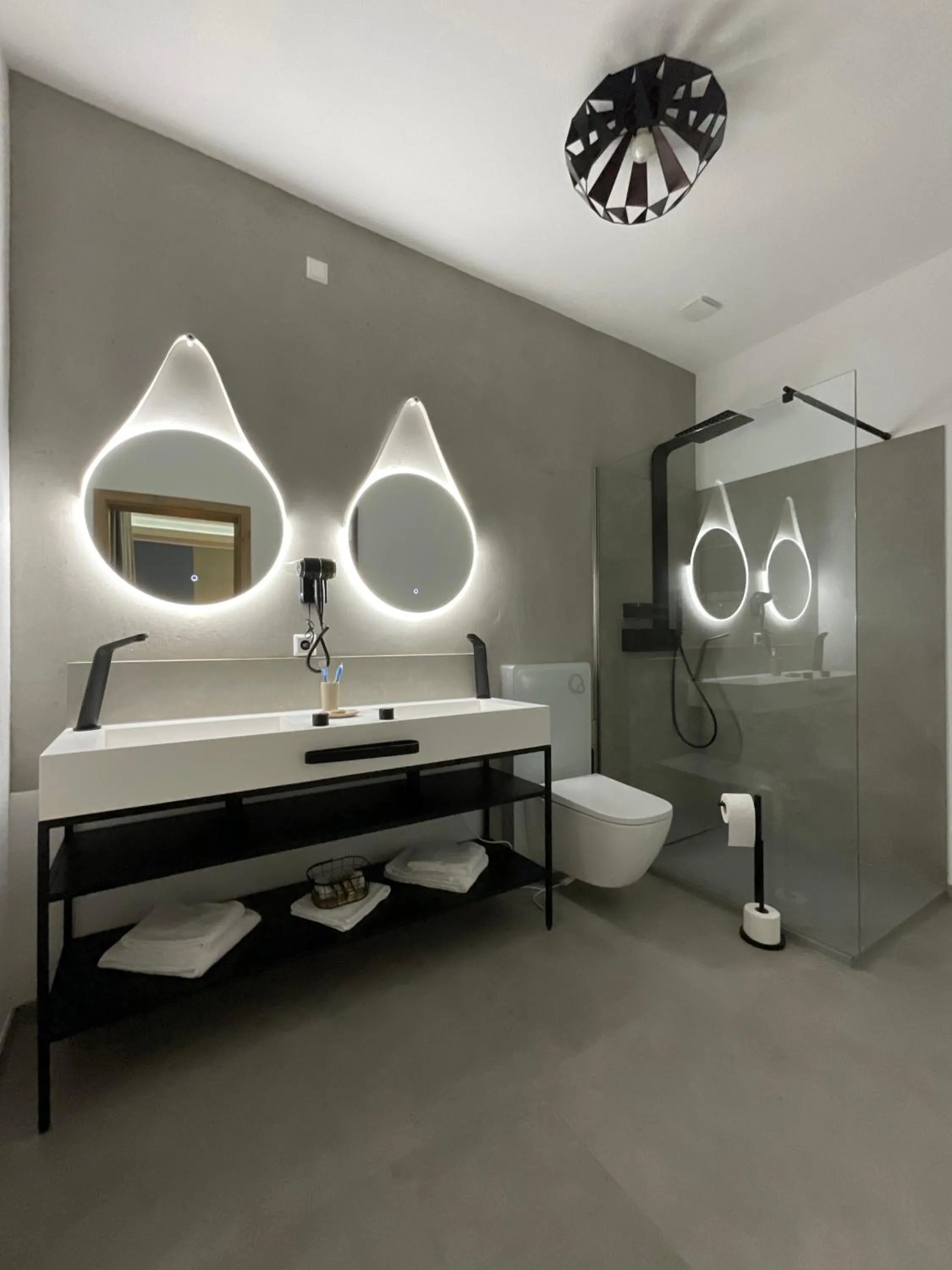 Shower in Hotel Residenz Luxury - Outletcity - Parken - Klima - 24h Check-In