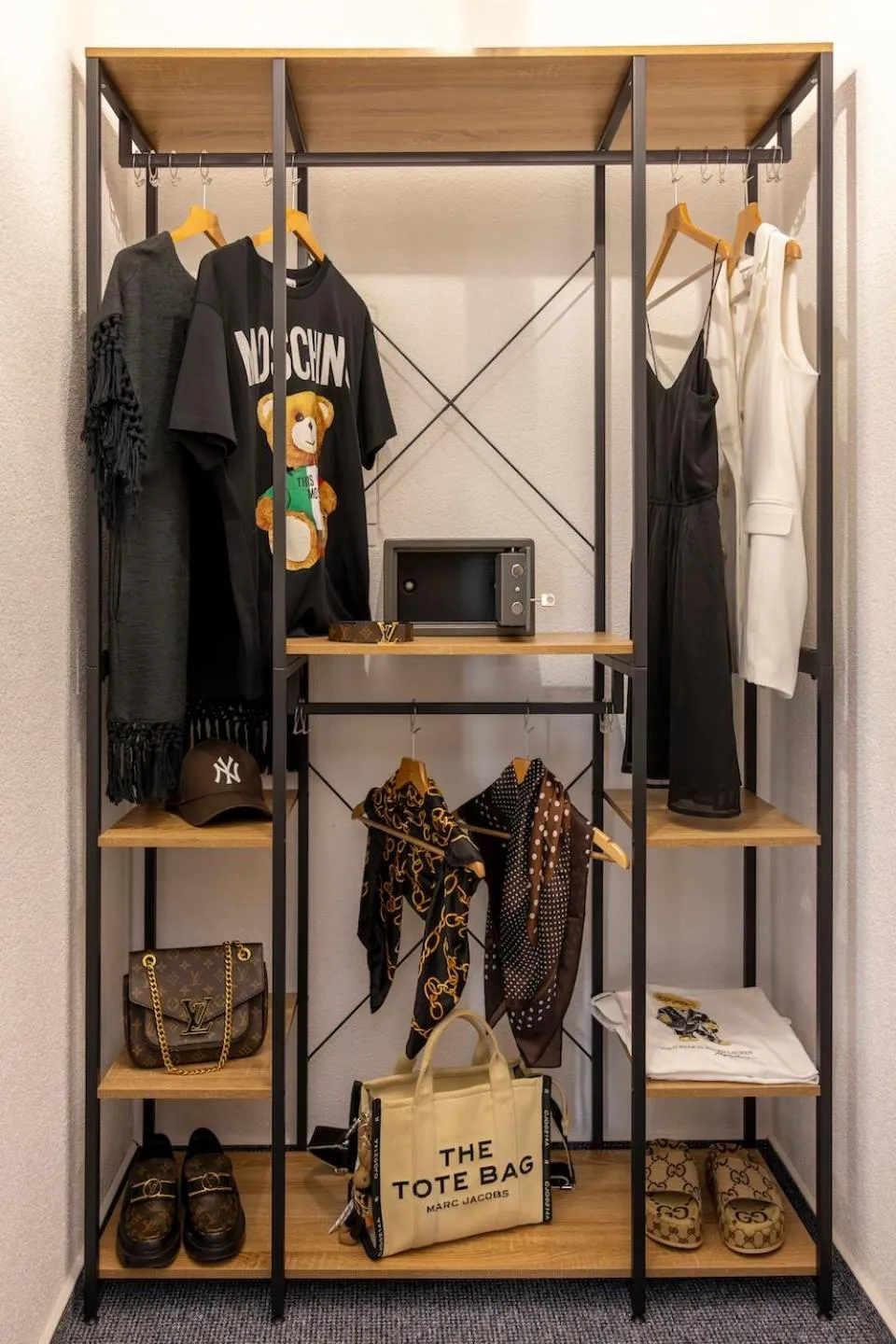 wardrobe in Hotel Residenz Luxury - Outletcity - Parken - Klima - 24h Check-In