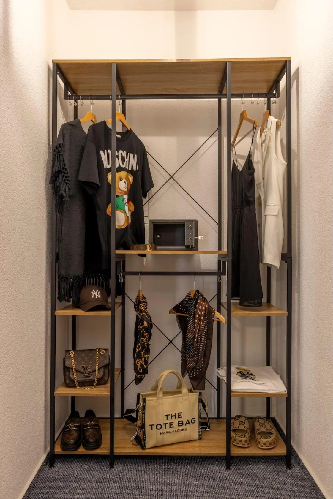 wardrobe in Hotel Residenz Luxury - Outletcity - Parken - Klima - 24h Check-In