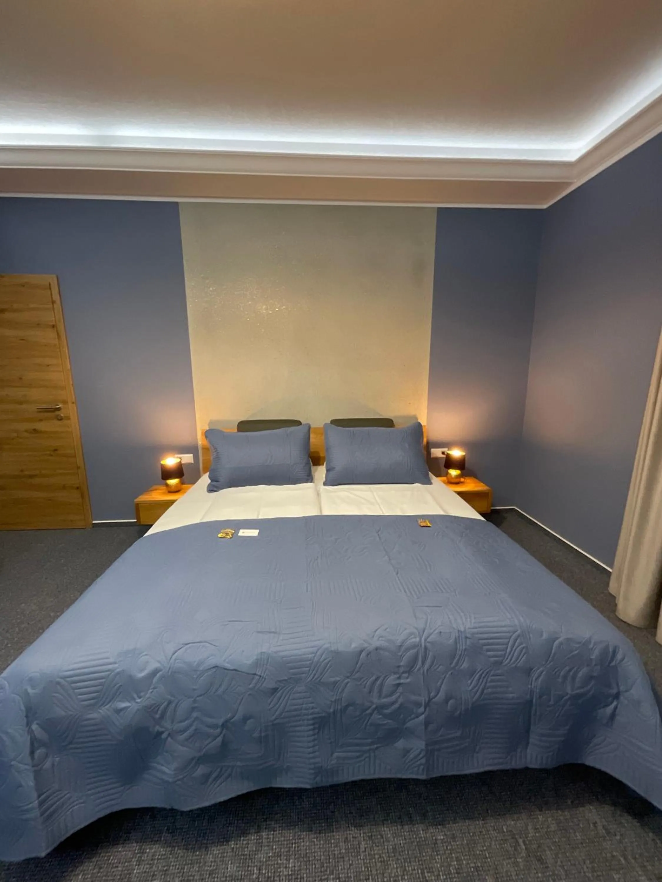 Bed in Hotel Residenz Luxury - Outletcity - Parken - Klima - 24h Check-In