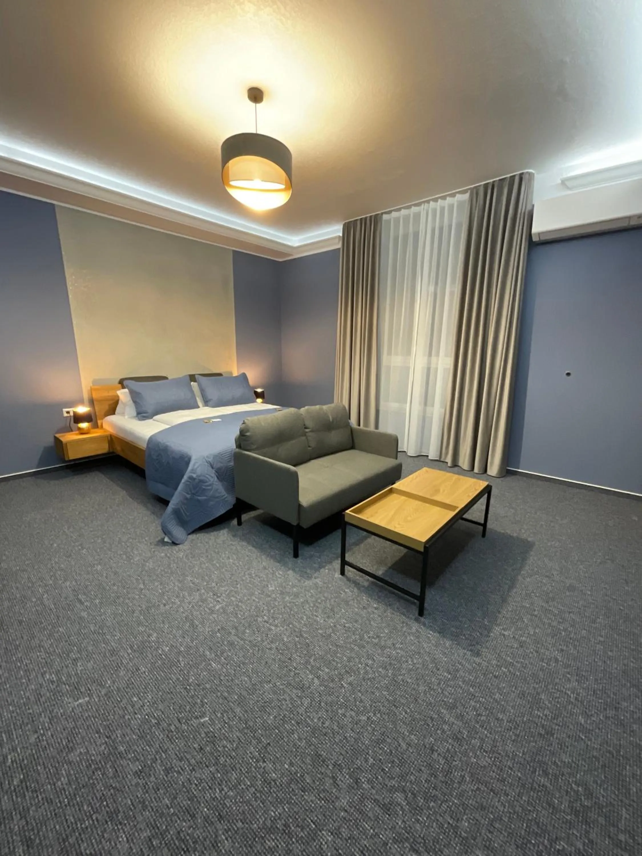 Bed in Hotel Residenz Luxury - Outletcity - Parken - Klima - 24h Check-In