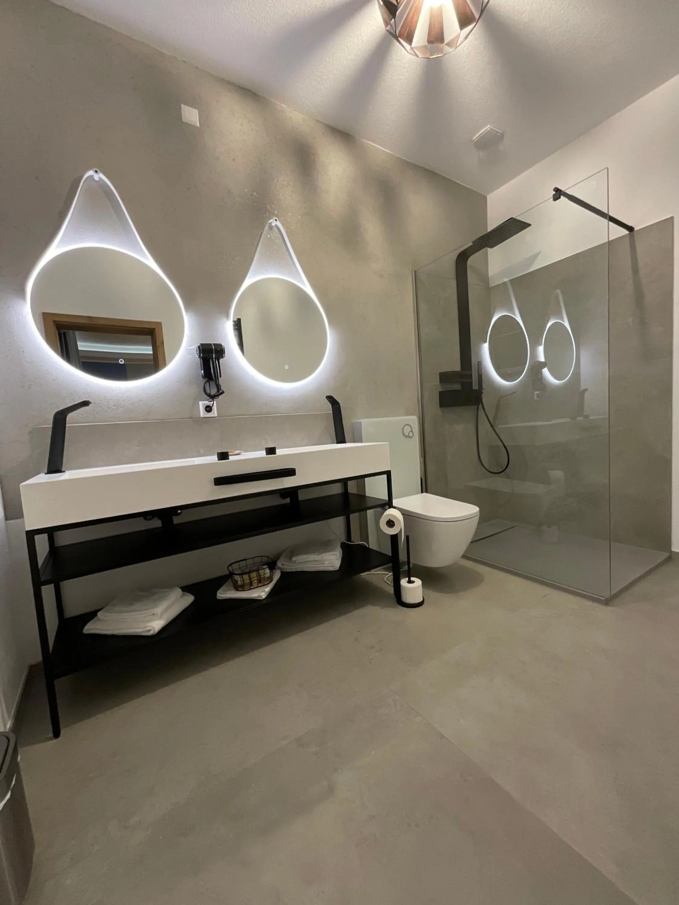 Bathroom in Hotel Residenz Luxury - Outletcity - Parken - Klima - 24h Check-In