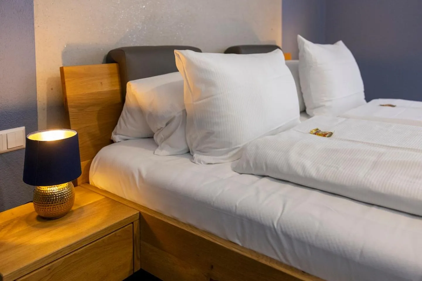 Bed in Hotel Residenz Luxury - Outletcity - Parken - Klima - 24h Check-In