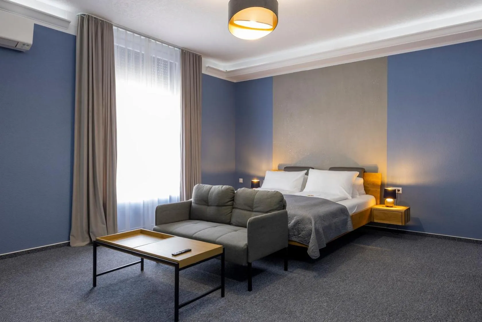 Bed in Hotel Residenz Luxury - Outletcity - Parken - Klima - 24h Check-In