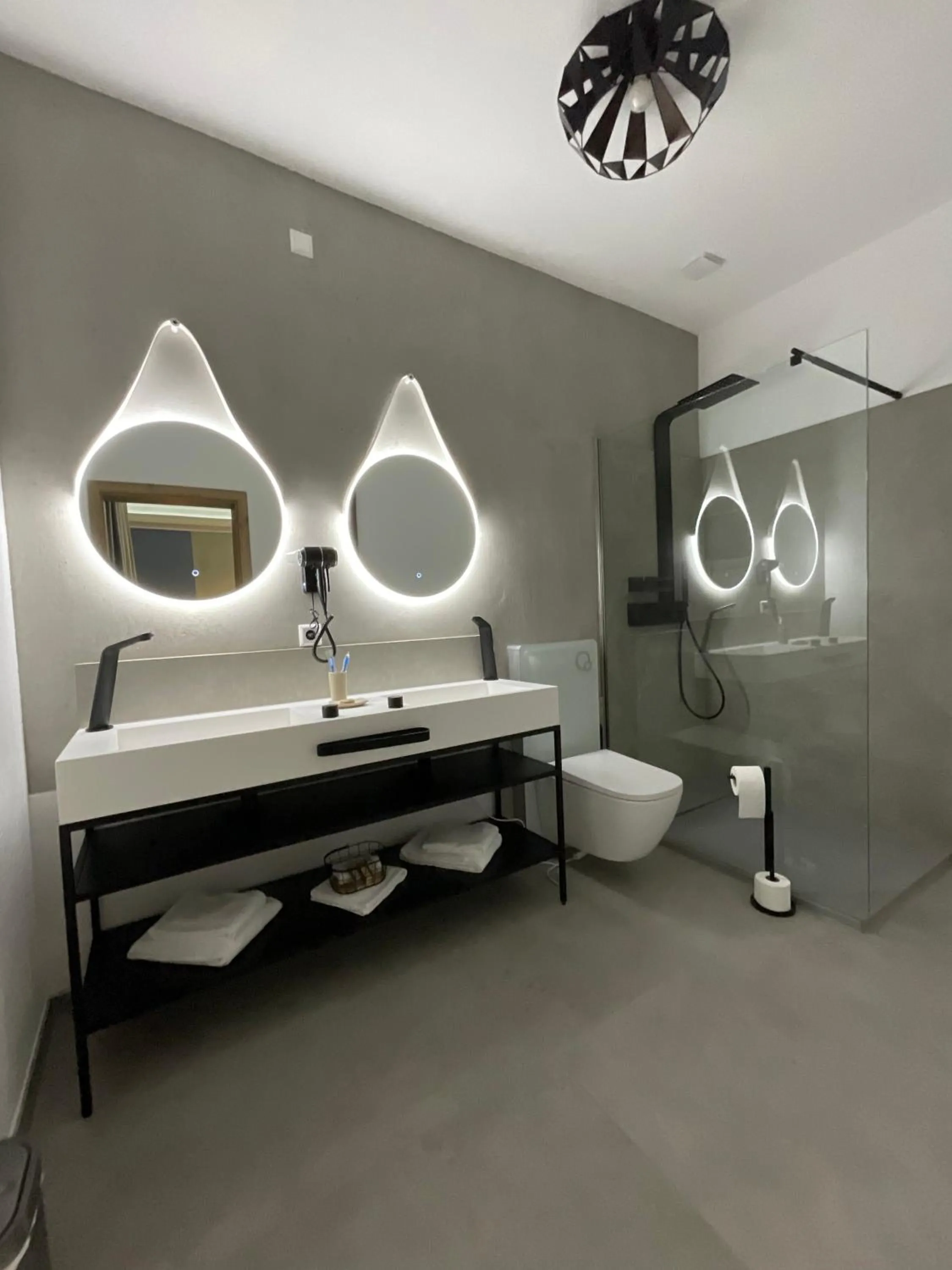 Shower in Hotel Residenz Luxury - Outletcity - Parken - Klima - 24h Check-In