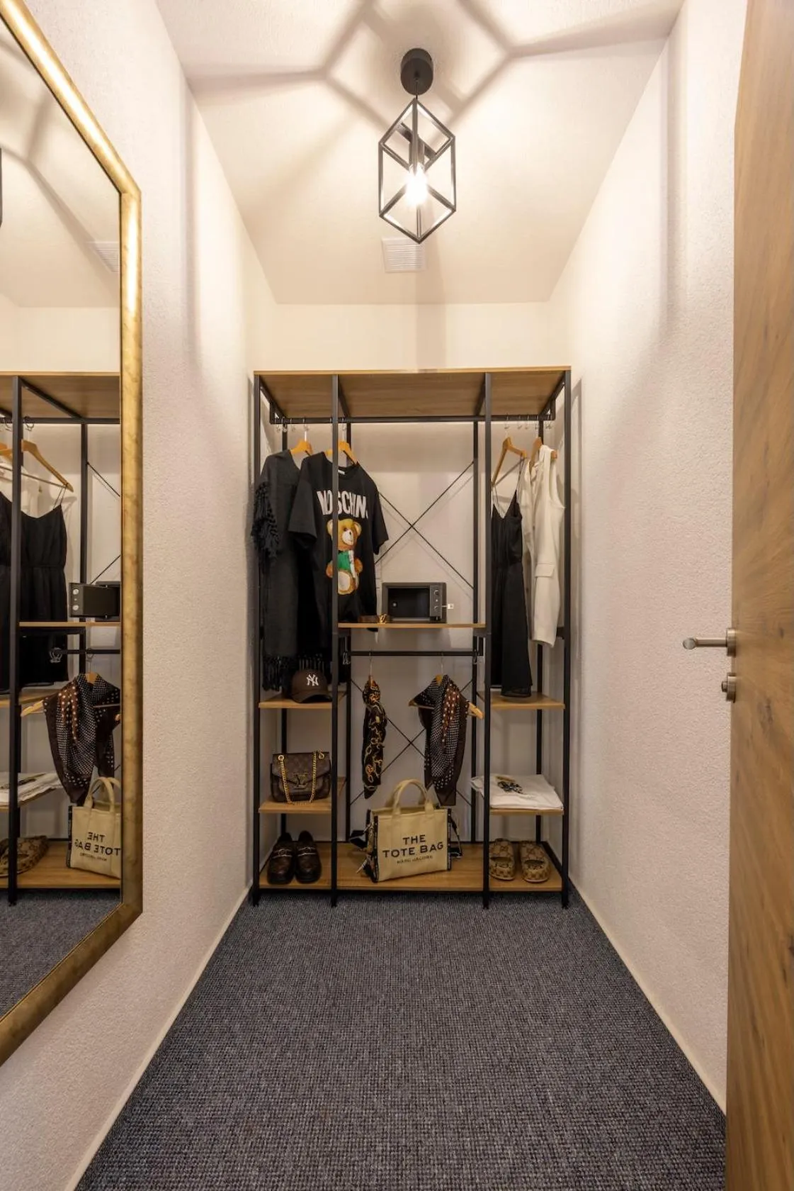 wardrobe in Hotel Residenz Luxury - Outletcity - Parken - Klima - 24h Check-In