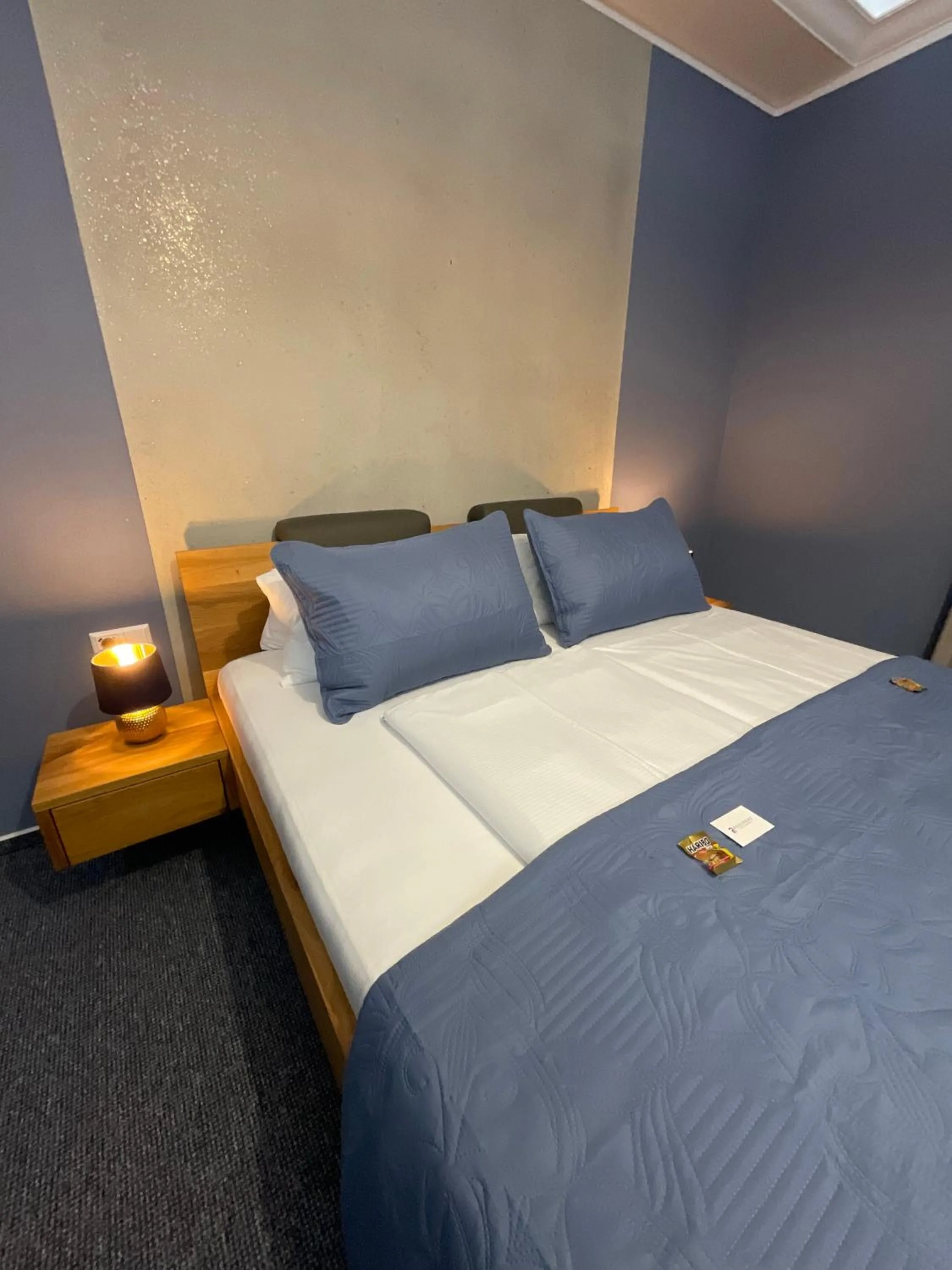 Bed in Hotel Residenz Luxury - Outletcity - Parken - Klima - 24h Check-In