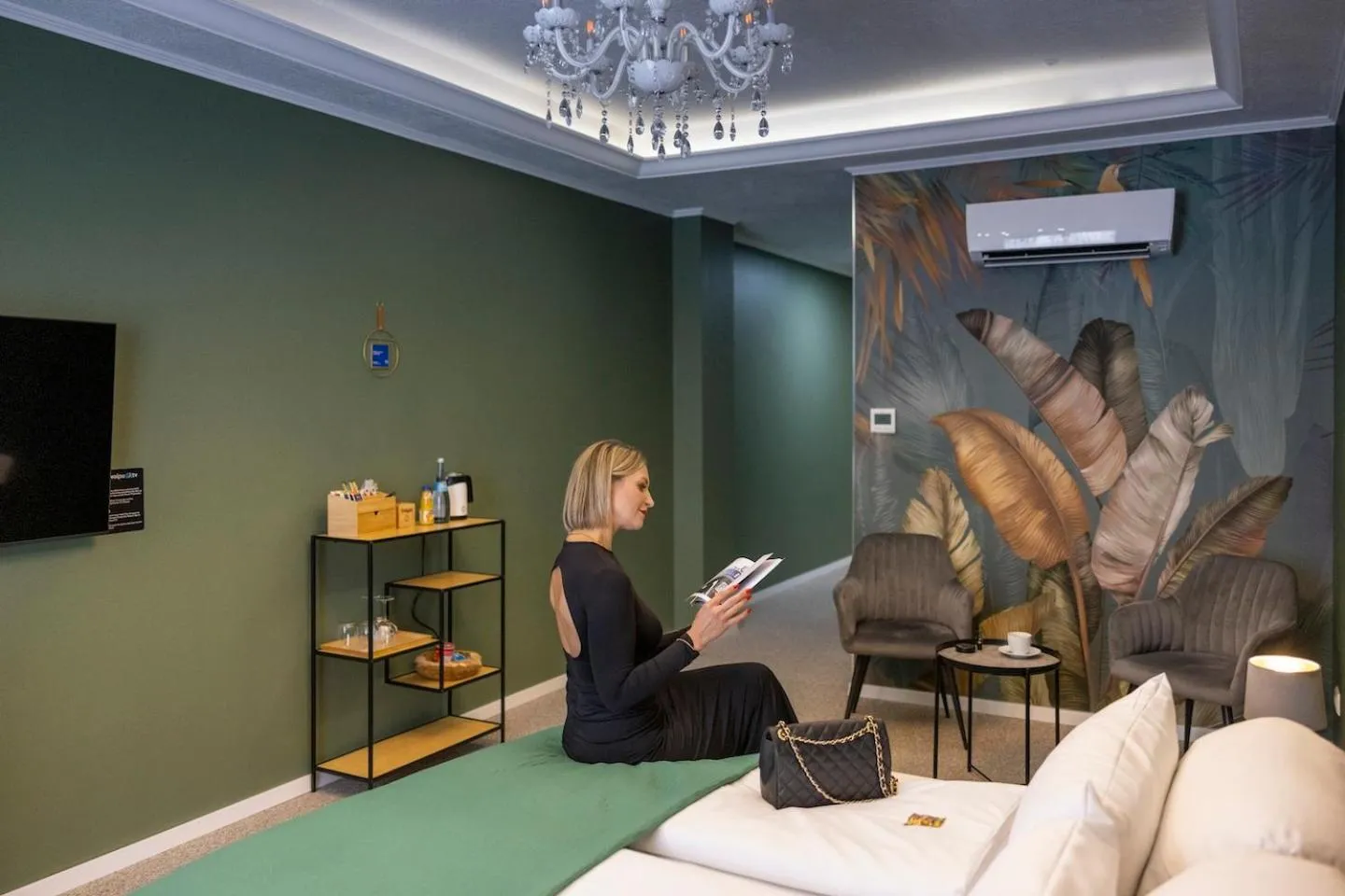 People in Hotel Residenz Luxury - Outletcity - Parken - Klima - 24h Check-In