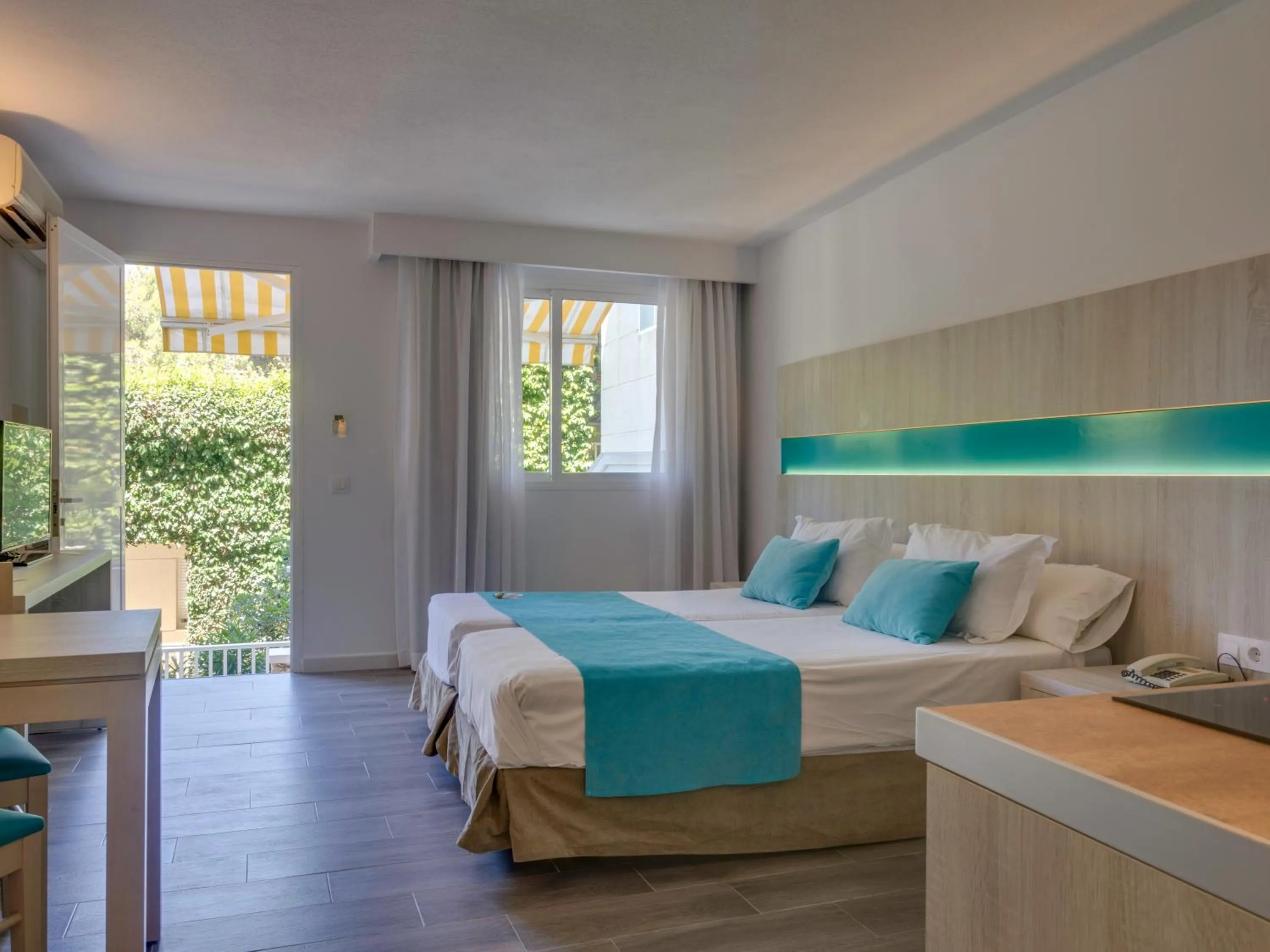 Photo of the whole room, Bed in Comitas Floramar