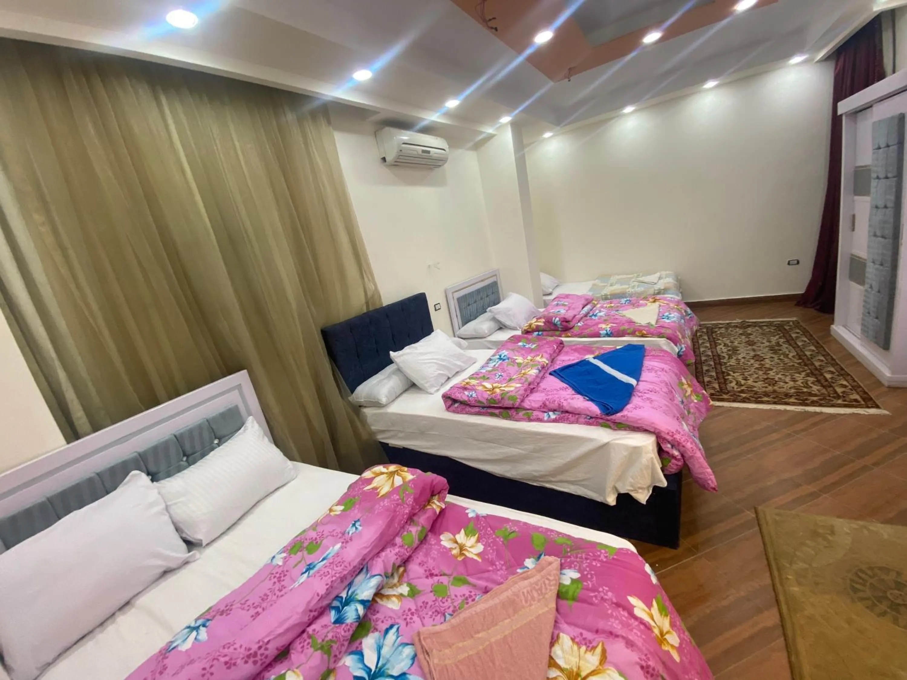 Bedroom in Zeina pyramids view