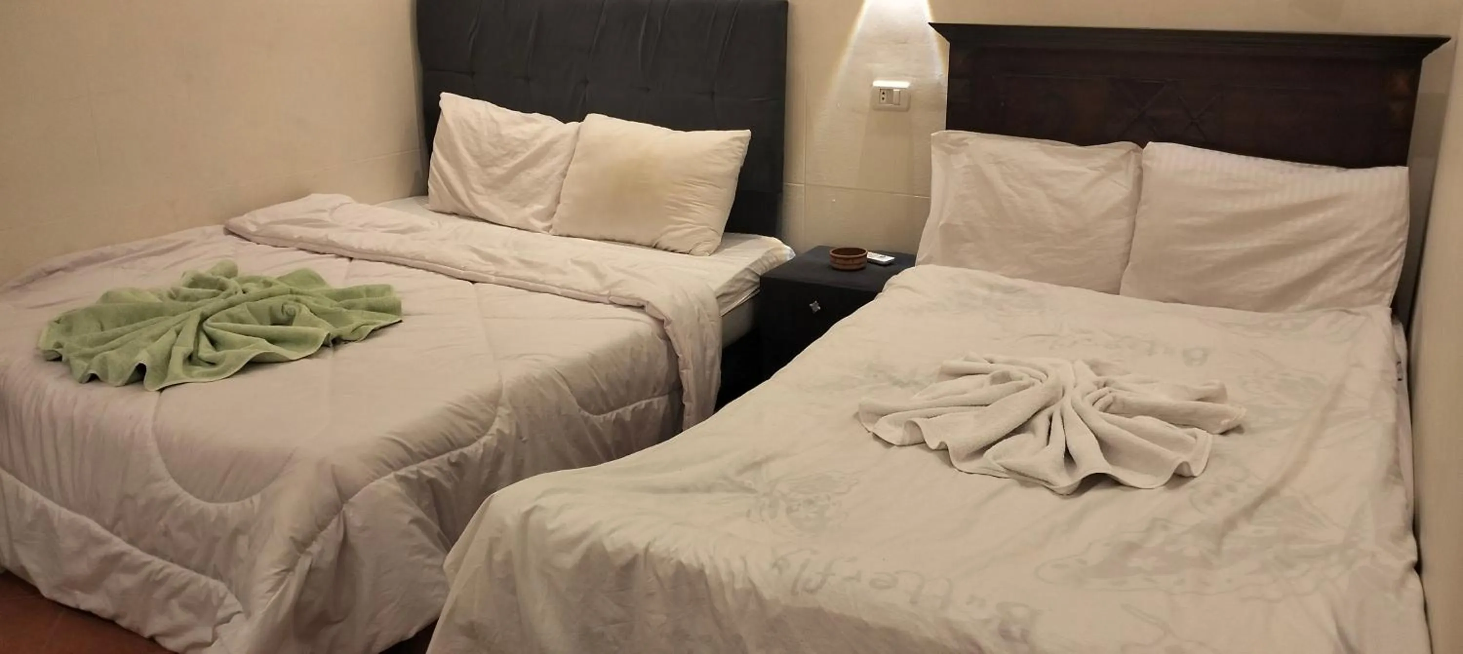 Bedroom in Zeina pyramids view