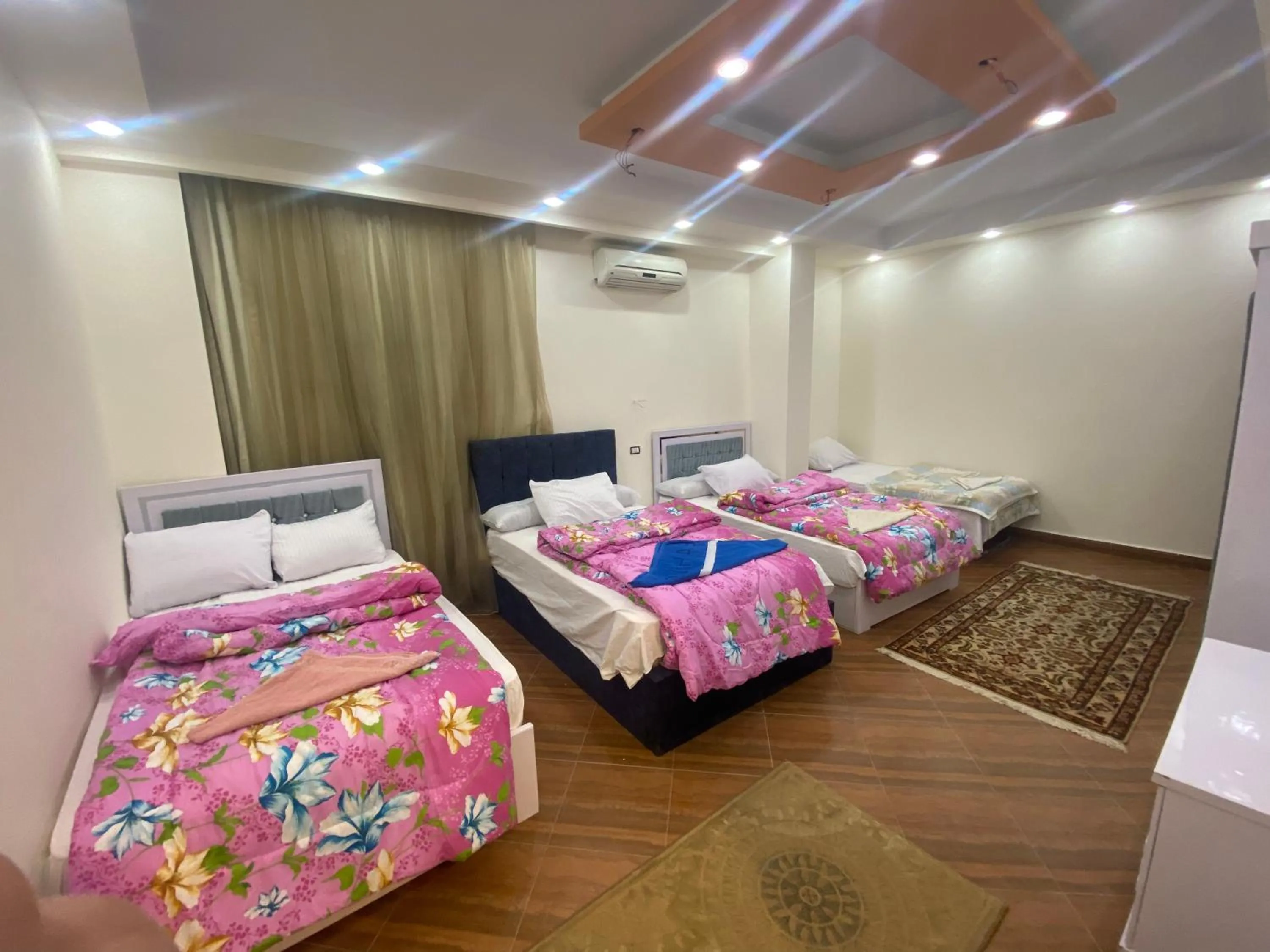 Bedroom in Zeina pyramids view