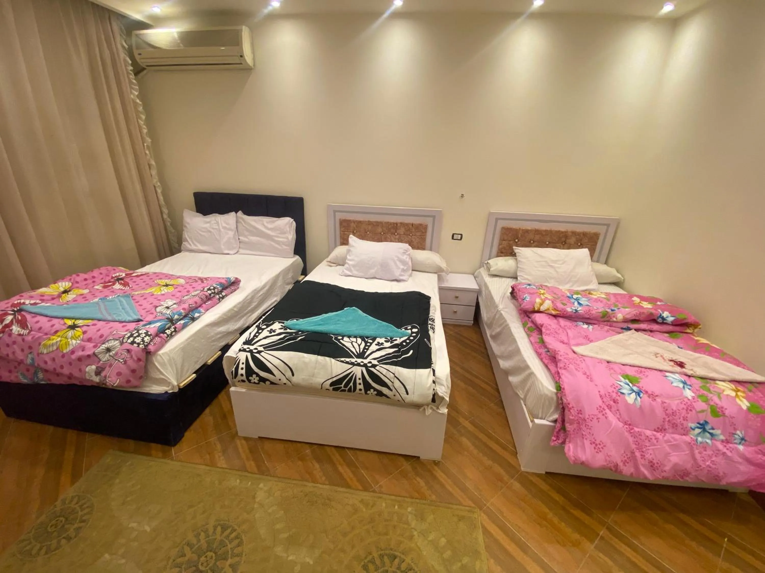 Bedroom in Zeina pyramids view