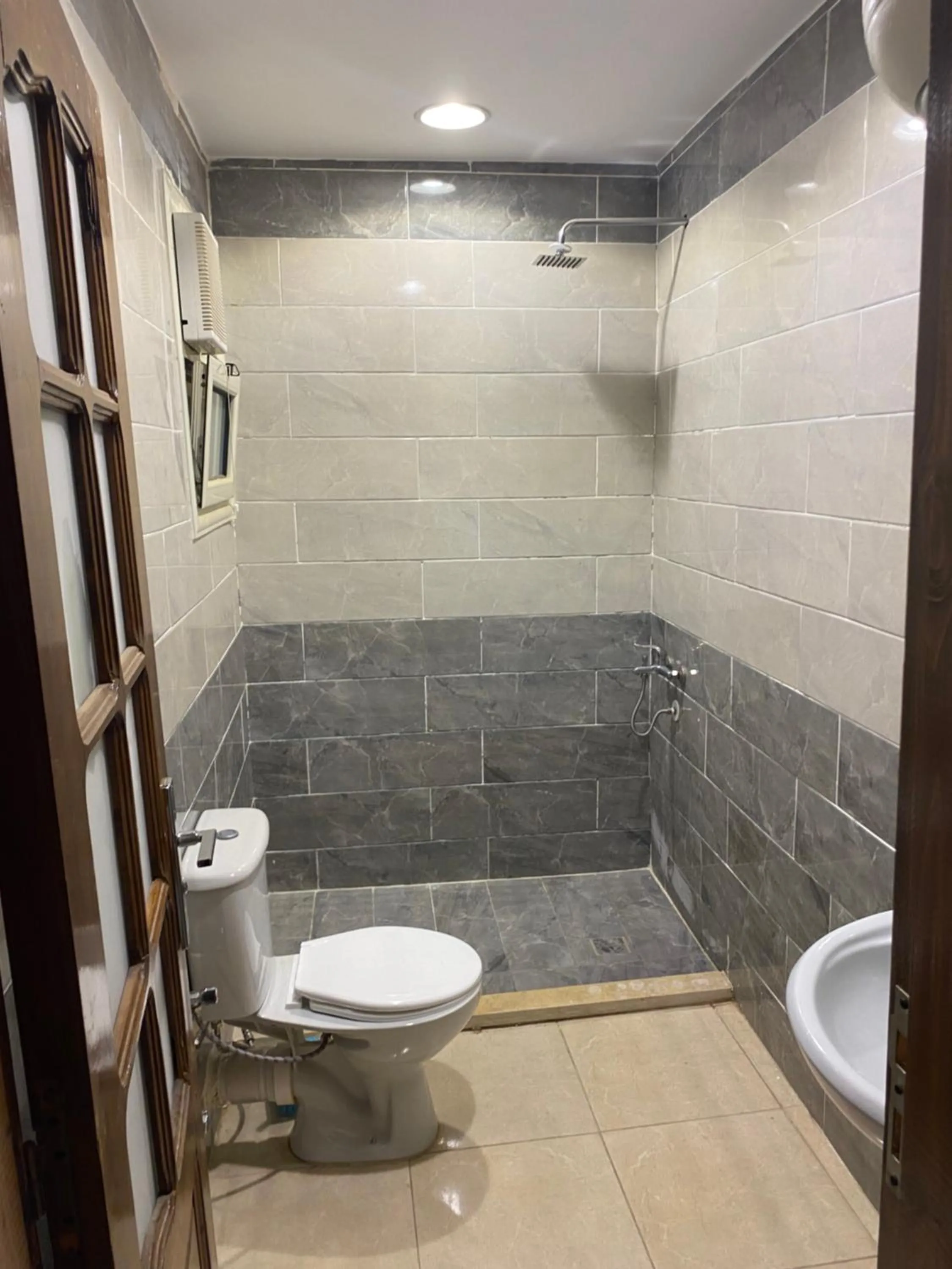 Bathroom in Zeina pyramids view
