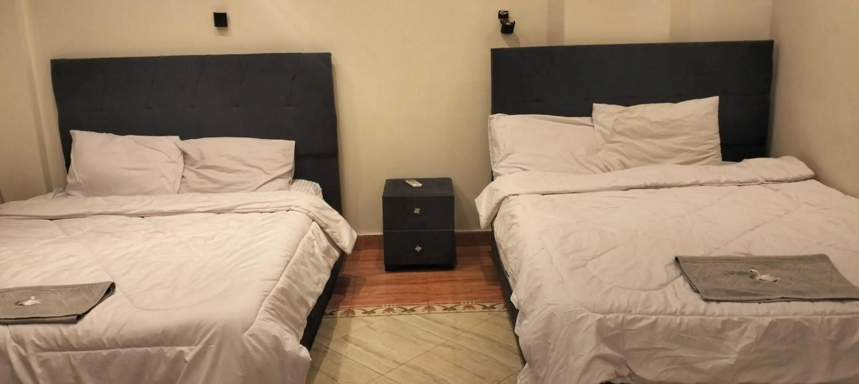 Bedroom in Zeina pyramids view