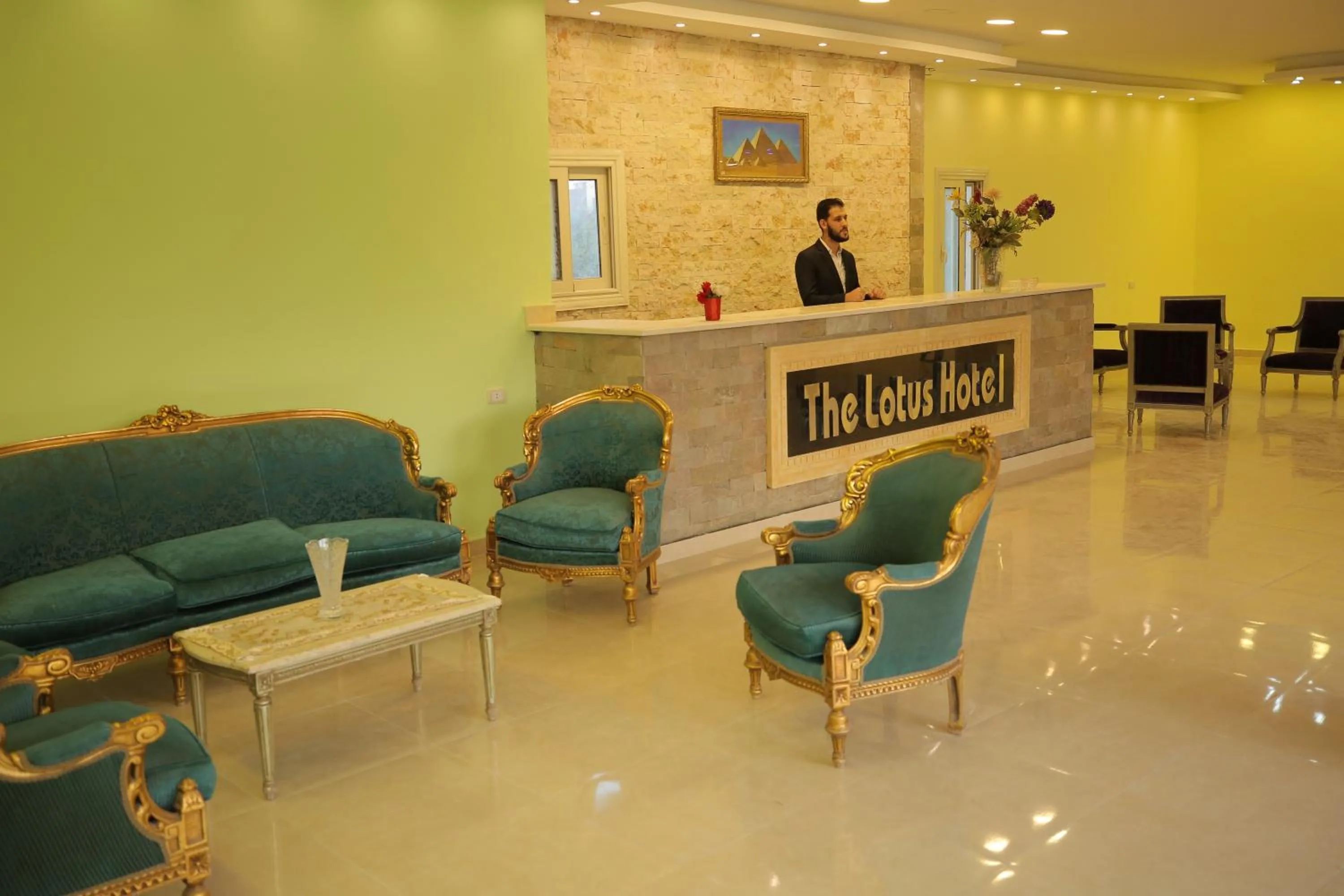 Lobby or reception in Zeina pyramids view