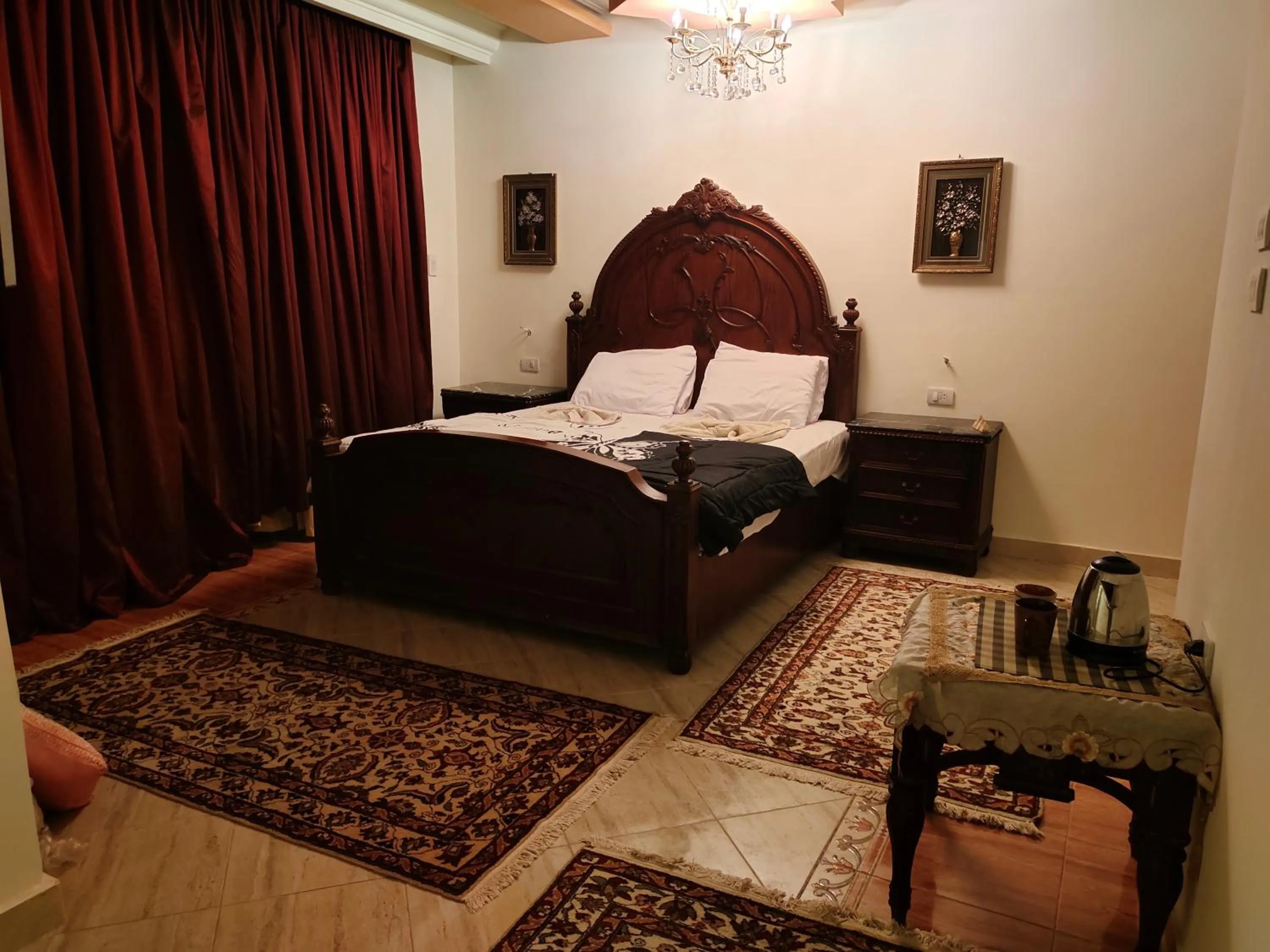 Bedroom in Zeina pyramids view