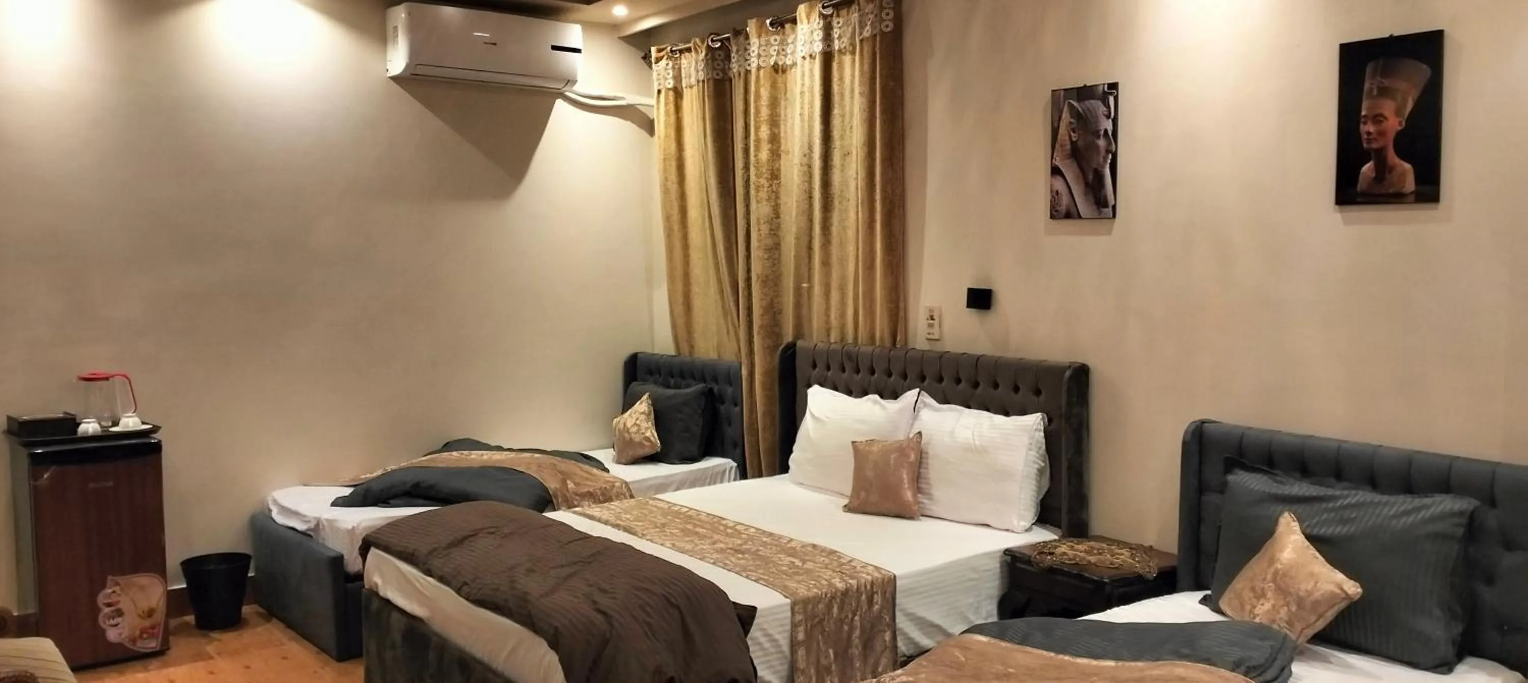 Bedroom in Zeina pyramids view