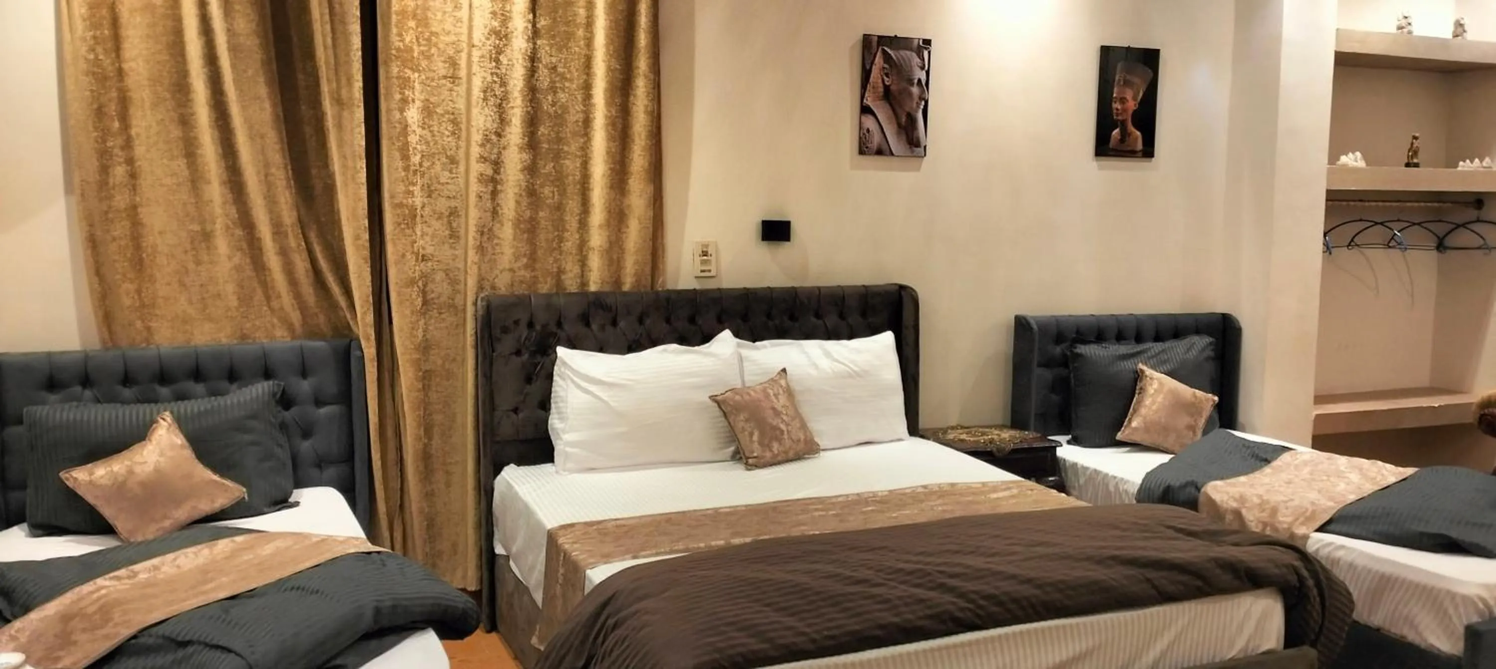 Bedroom in Zeina pyramids view