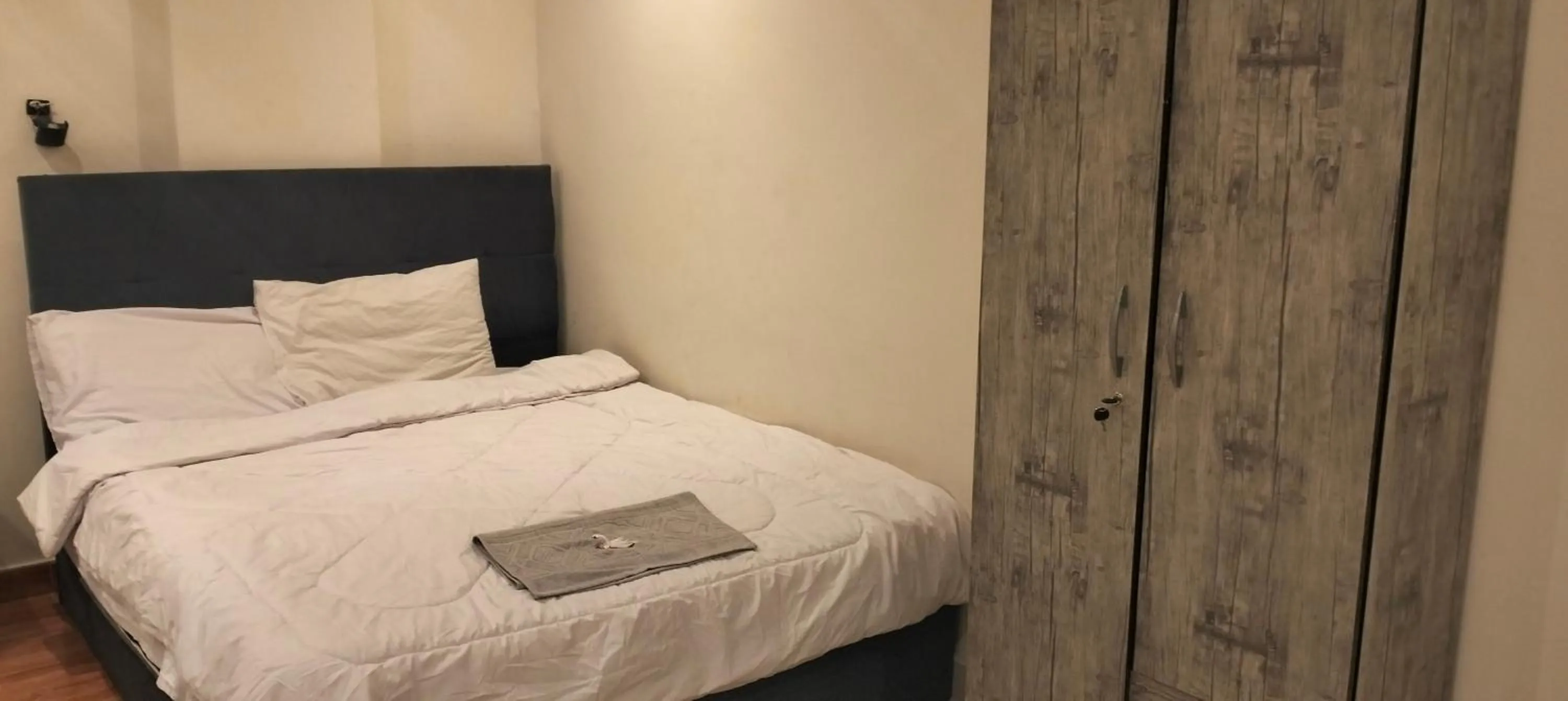 Bedroom in Zeina pyramids view