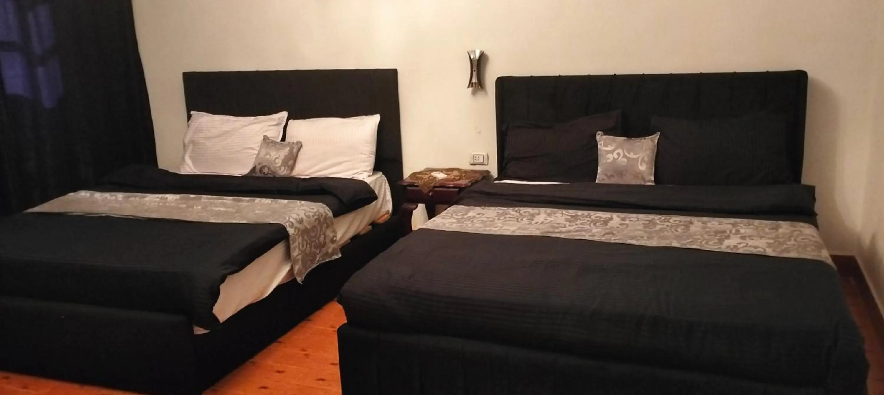 Bedroom in Zeina pyramids view