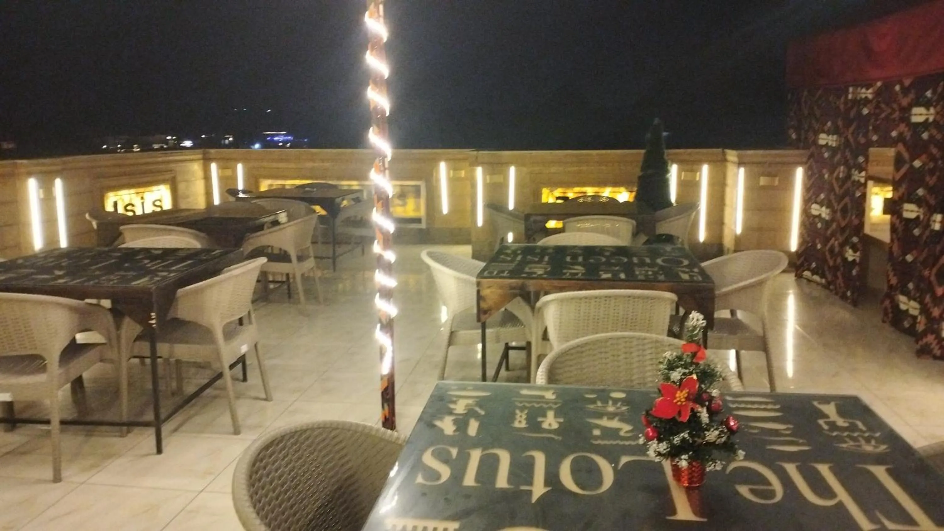 Restaurant/places to eat in Zeina pyramids view